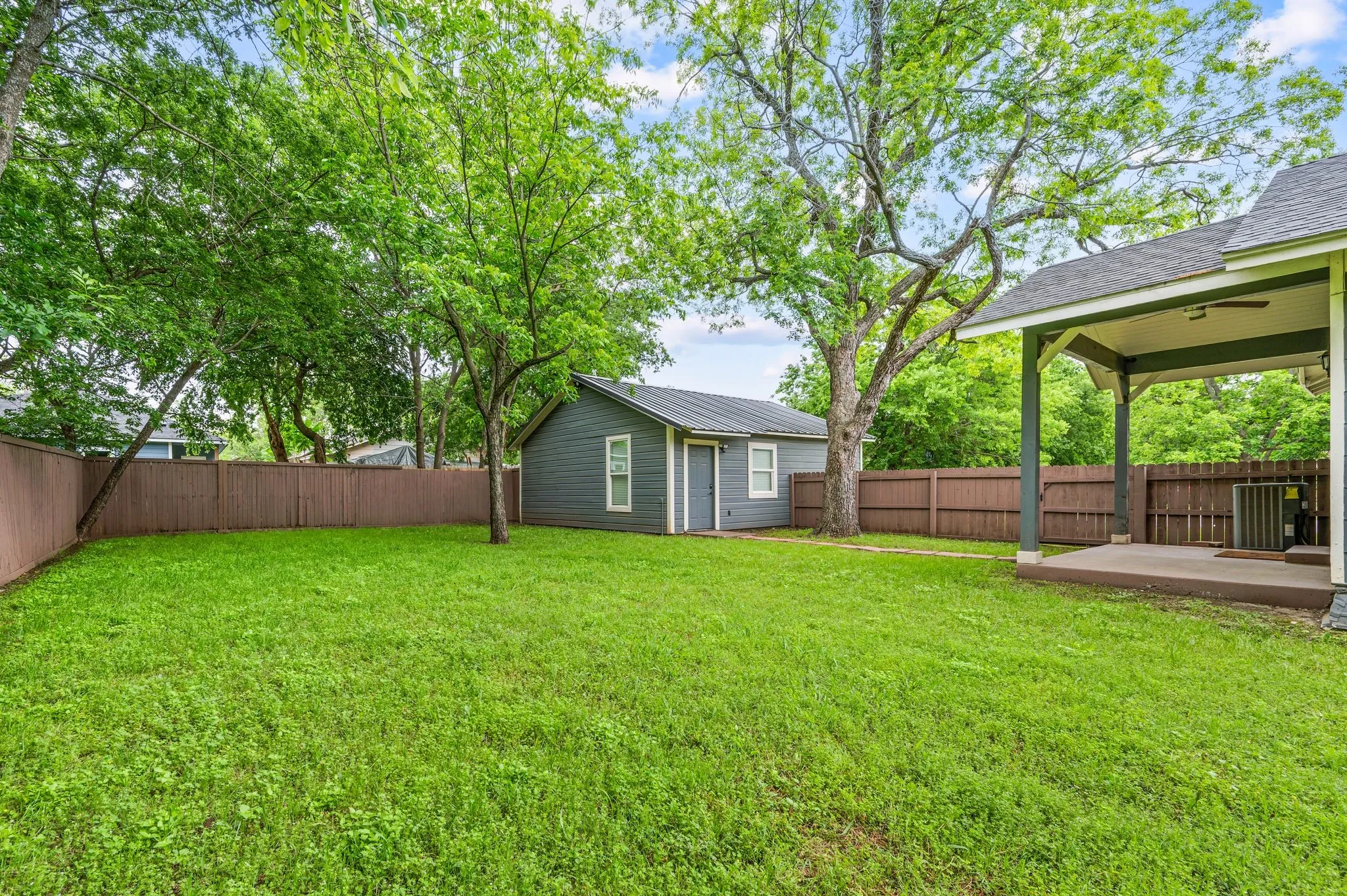 Single Family Residence For Sale in Cooke County , 800 N Clements Street, Gainesville, Texas 76240, 3 Bedroom, 2 Bathroom, 2 Garage spaces, 1,322 Sqft, built in 1940, Preowned, mls#21254073, Real Estate Agent in Gainesville, Homes For Sale in Cooke county, Homes For Sale in Gainesville, Realtor in Gainesville Texas, Real Estate Brokerage Independent Realty Texas, Luminita Cordes Realtor