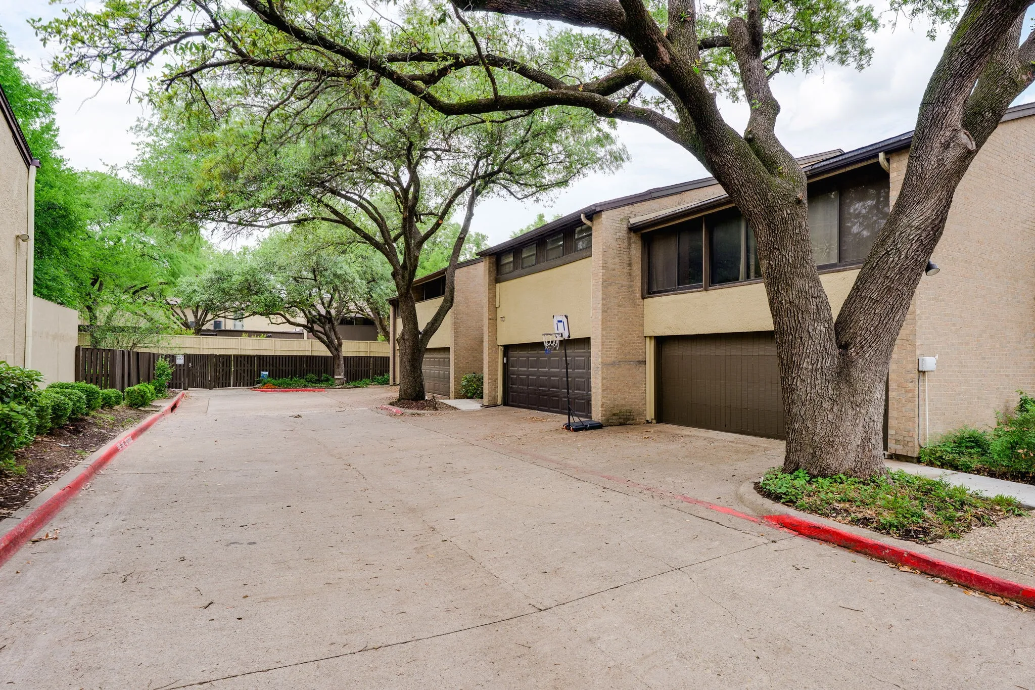 Townhouse For Sale in Dallas County , 1802 Navajo Place 1802, Irving, Texas 75061, 3 Bedroom, 3 Bathroom, 2 Garage spaces, 1,557 Sqft, built in 1966, mls#21247977, Real Estate Agent in Irving, Homes For Sale in Dallas county, Homes For Sale in Irving, Realtor in Irving Texas, Real Estate Brokerage Independent Realty Texas, Luminita Cordes Realtor