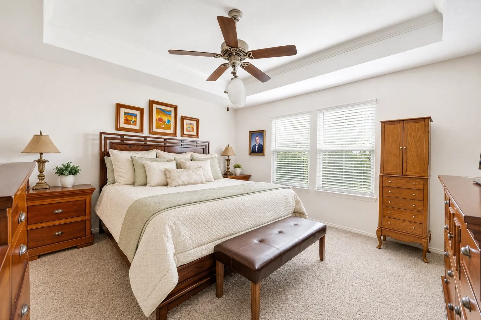 Tray ceiling with crown molding and ceiling fan