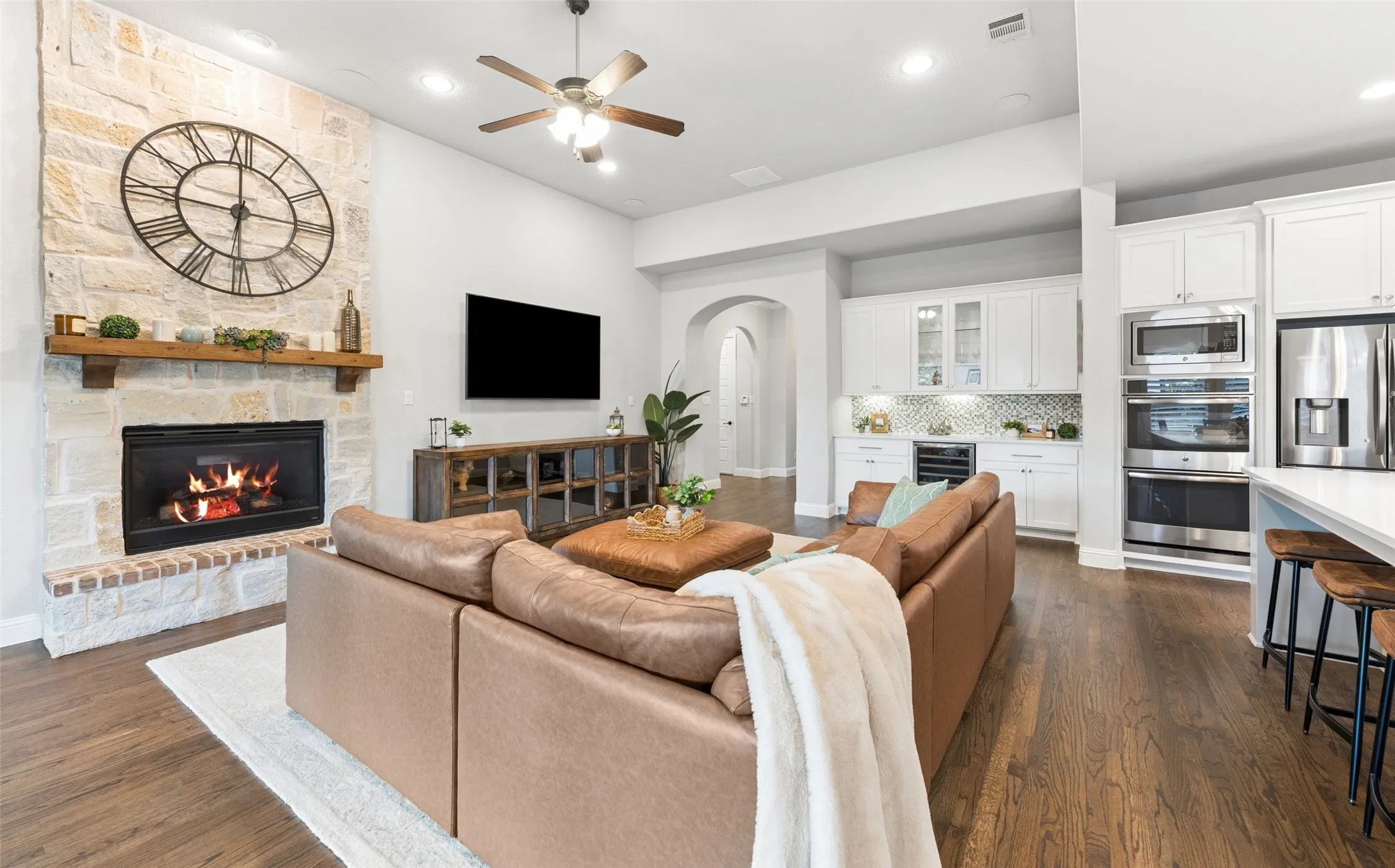 Single Family Residence For Sale in Collin County , 2913 Vaquero Lane, Celina, Texas 75009, 4 Bedrooms, 5 Bathrooms, 3 Garage spaces, 3,221 Sqft, built in 2017, Preowned, Price $919,000, mls#21252846, Real Estate Agent in Celina, Homes For Sale in Collin county, Homes For Sale in Celina, Realtor in Celina Texas, Real Estate Brokerage Independent Realty Texas, Luminita Cordes Realtor