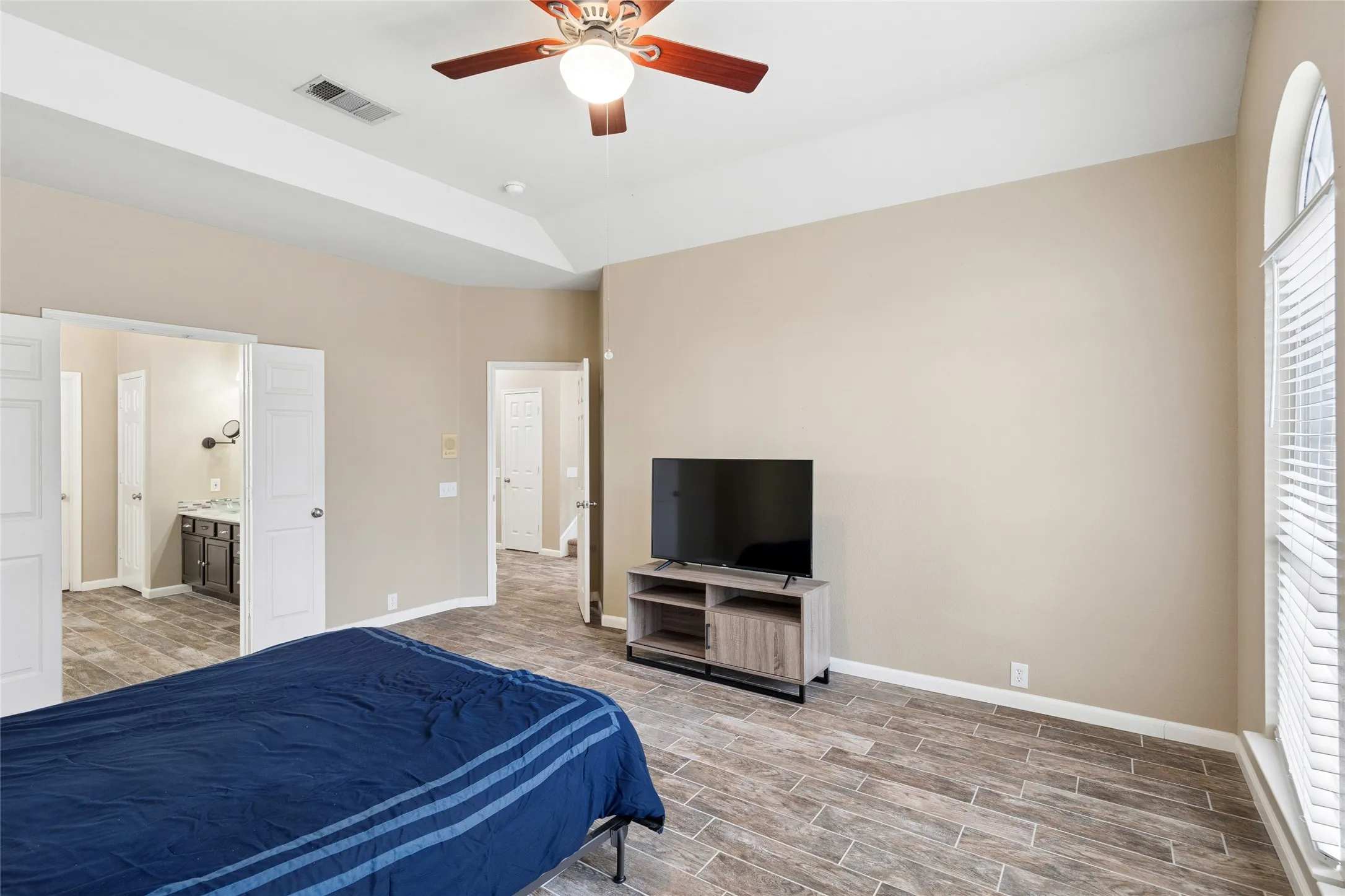 Single Family Residence For Sale in Tarrant County , 2702 Saint Charles Drive, Mansfield, Texas 76063, 4 Bedroom, 4 Bathroom, 2 Garage spaces, 2,829 Sqft, built in 2000, Preowned, mls#21254143, Real Estate Agent in Mansfield, Homes For Sale in Tarrant county, Homes For Sale in Mansfield, Realtor in Mansfield Texas, Real Estate Brokerage Independent Realty Texas, Luminita Cordes Realtor