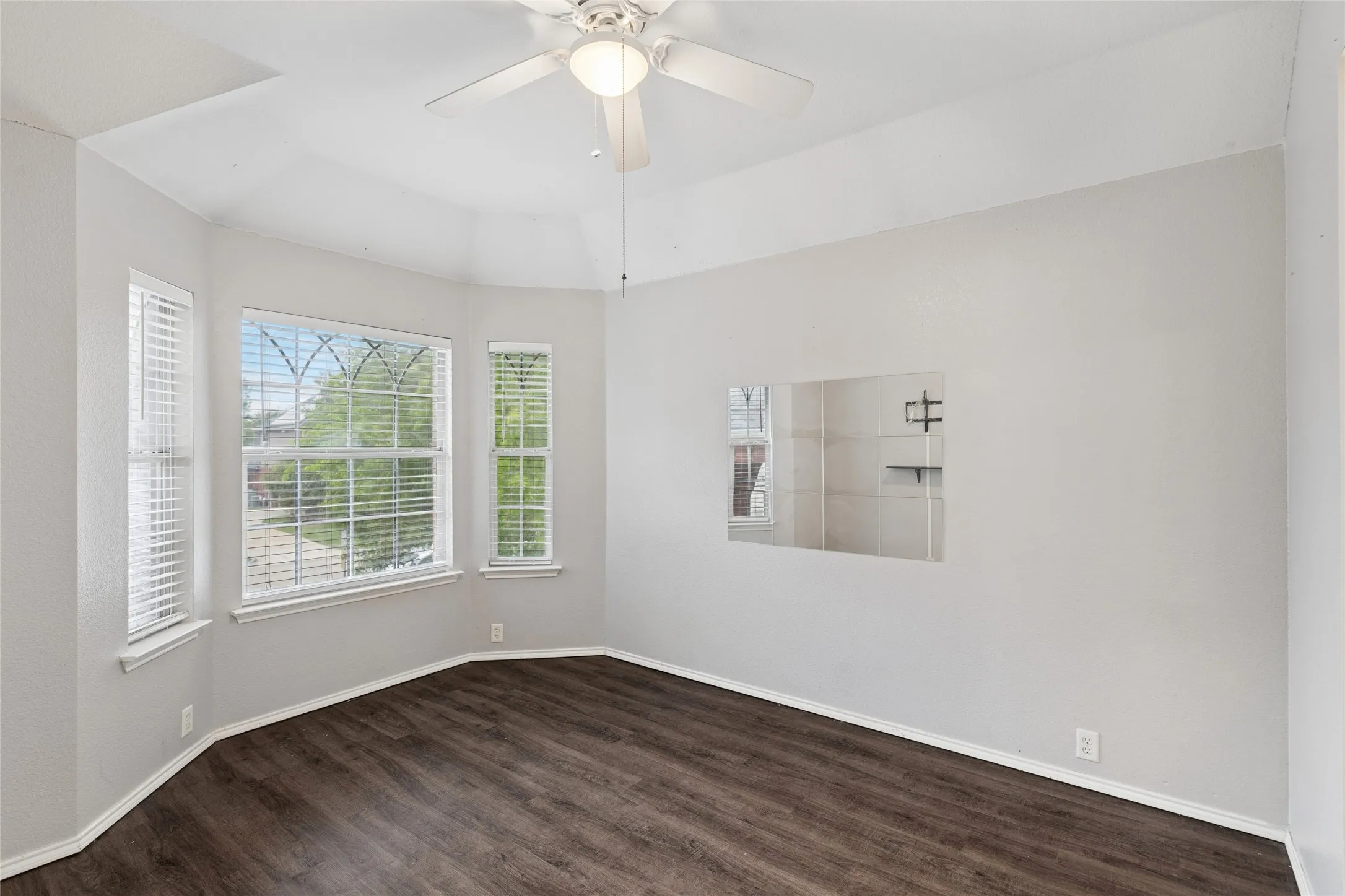 Single Family Residence For Sale in Tarrant County , 2702 Saint Charles Drive, Mansfield, Texas 76063, 4 Bedroom, 4 Bathroom, 2 Garage spaces, 2,829 Sqft, built in 2000, Preowned, mls#21254143, Real Estate Agent in Mansfield, Homes For Sale in Tarrant county, Homes For Sale in Mansfield, Realtor in Mansfield Texas, Real Estate Brokerage Independent Realty Texas, Luminita Cordes Realtor