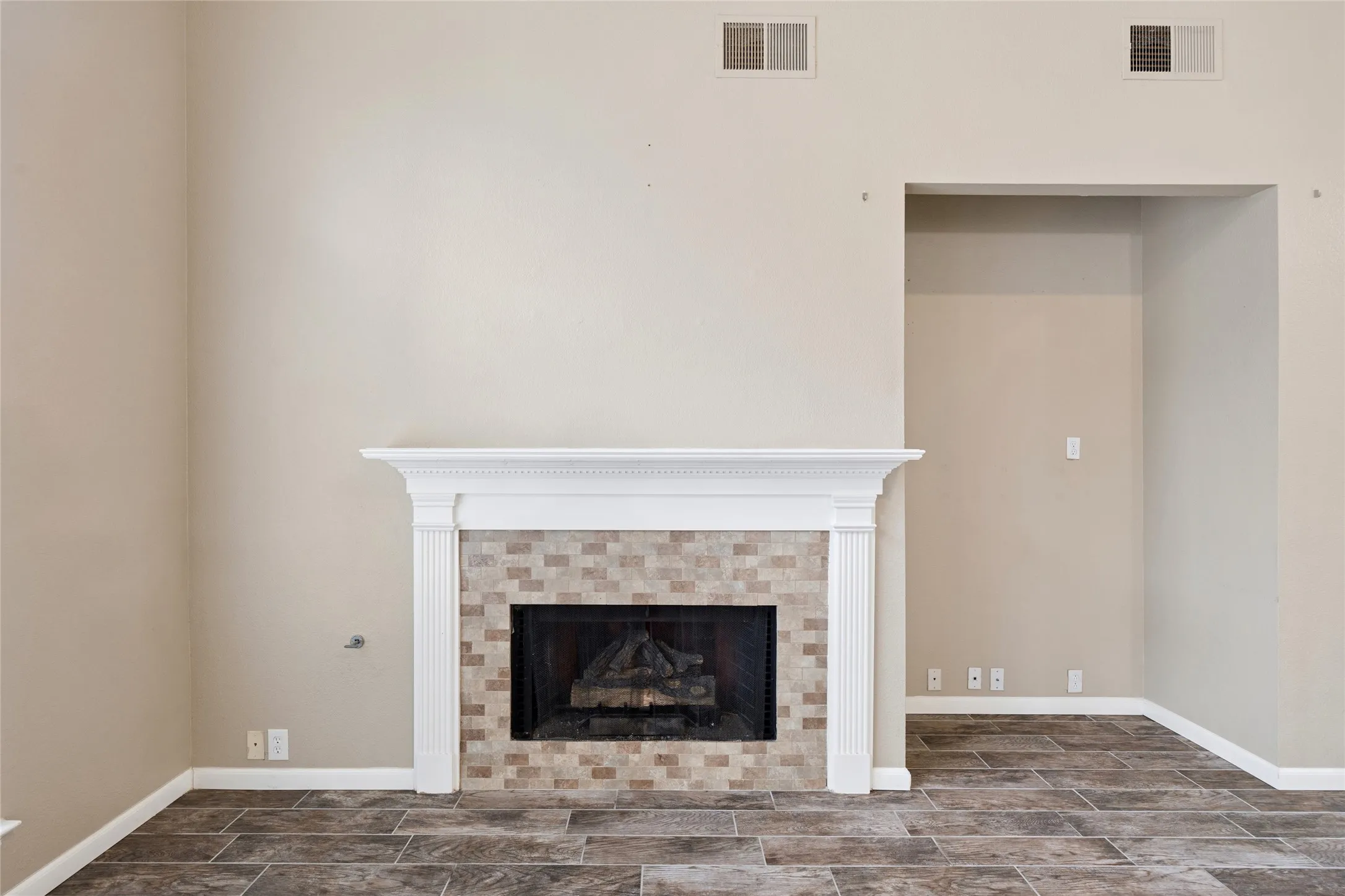 Single Family Residence For Sale in Tarrant County , 2702 Saint Charles Drive, Mansfield, Texas 76063, 4 Bedroom, 4 Bathroom, 2 Garage spaces, 2,829 Sqft, built in 2000, Preowned, mls#21254143, Real Estate Agent in Mansfield, Homes For Sale in Tarrant county, Homes For Sale in Mansfield, Realtor in Mansfield Texas, Real Estate Brokerage Independent Realty Texas, Luminita Cordes Realtor