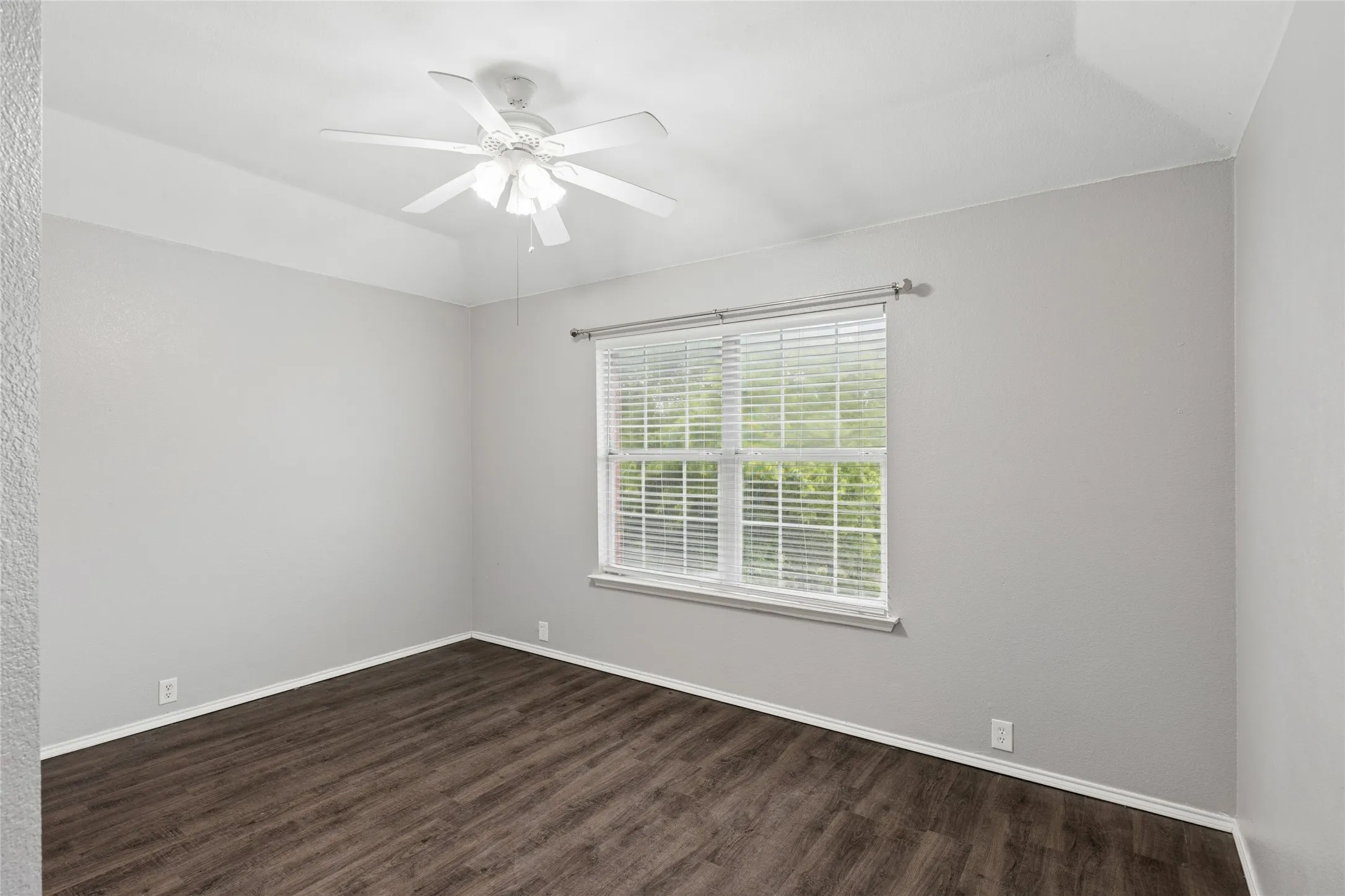 Single Family Residence For Sale in Tarrant County , 2702 Saint Charles Drive, Mansfield, Texas 76063, 4 Bedroom, 4 Bathroom, 2 Garage spaces, 2,829 Sqft, built in 2000, Preowned, mls#21254143, Real Estate Agent in Mansfield, Homes For Sale in Tarrant county, Homes For Sale in Mansfield, Realtor in Mansfield Texas, Real Estate Brokerage Independent Realty Texas, Luminita Cordes Realtor