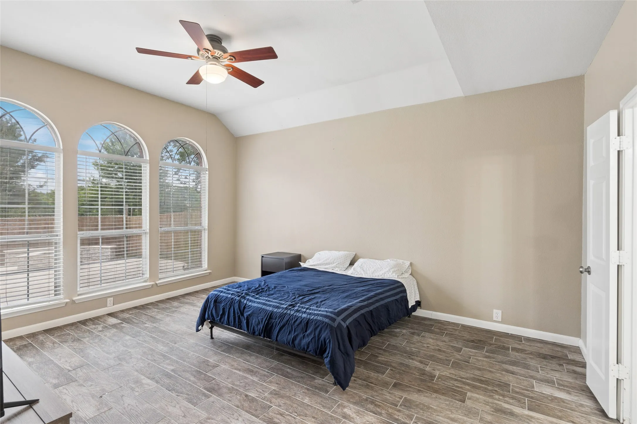Single Family Residence For Sale in Tarrant County , 2702 Saint Charles Drive, Mansfield, Texas 76063, 4 Bedroom, 4 Bathroom, 2 Garage spaces, 2,829 Sqft, built in 2000, Preowned, mls#21254143, Real Estate Agent in Mansfield, Homes For Sale in Tarrant county, Homes For Sale in Mansfield, Realtor in Mansfield Texas, Real Estate Brokerage Independent Realty Texas, Luminita Cordes Realtor