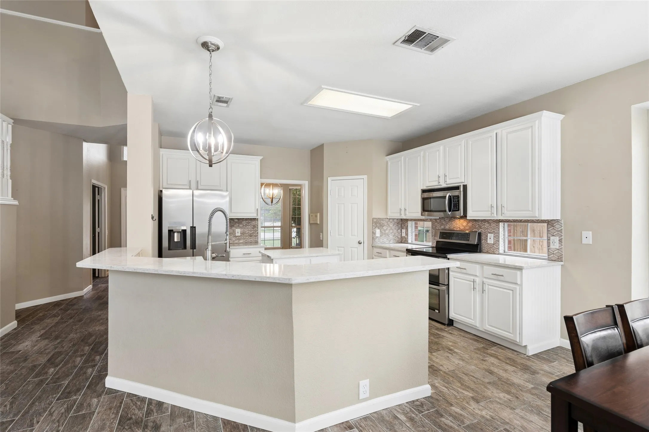 Single Family Residence For Sale in Tarrant County , 2702 Saint Charles Drive, Mansfield, Texas 76063, 4 Bedroom, 4 Bathroom, 2 Garage spaces, 2,829 Sqft, built in 2000, Preowned, mls#21254143, Real Estate Agent in Mansfield, Homes For Sale in Tarrant county, Homes For Sale in Mansfield, Realtor in Mansfield Texas, Real Estate Brokerage Independent Realty Texas, Luminita Cordes Realtor