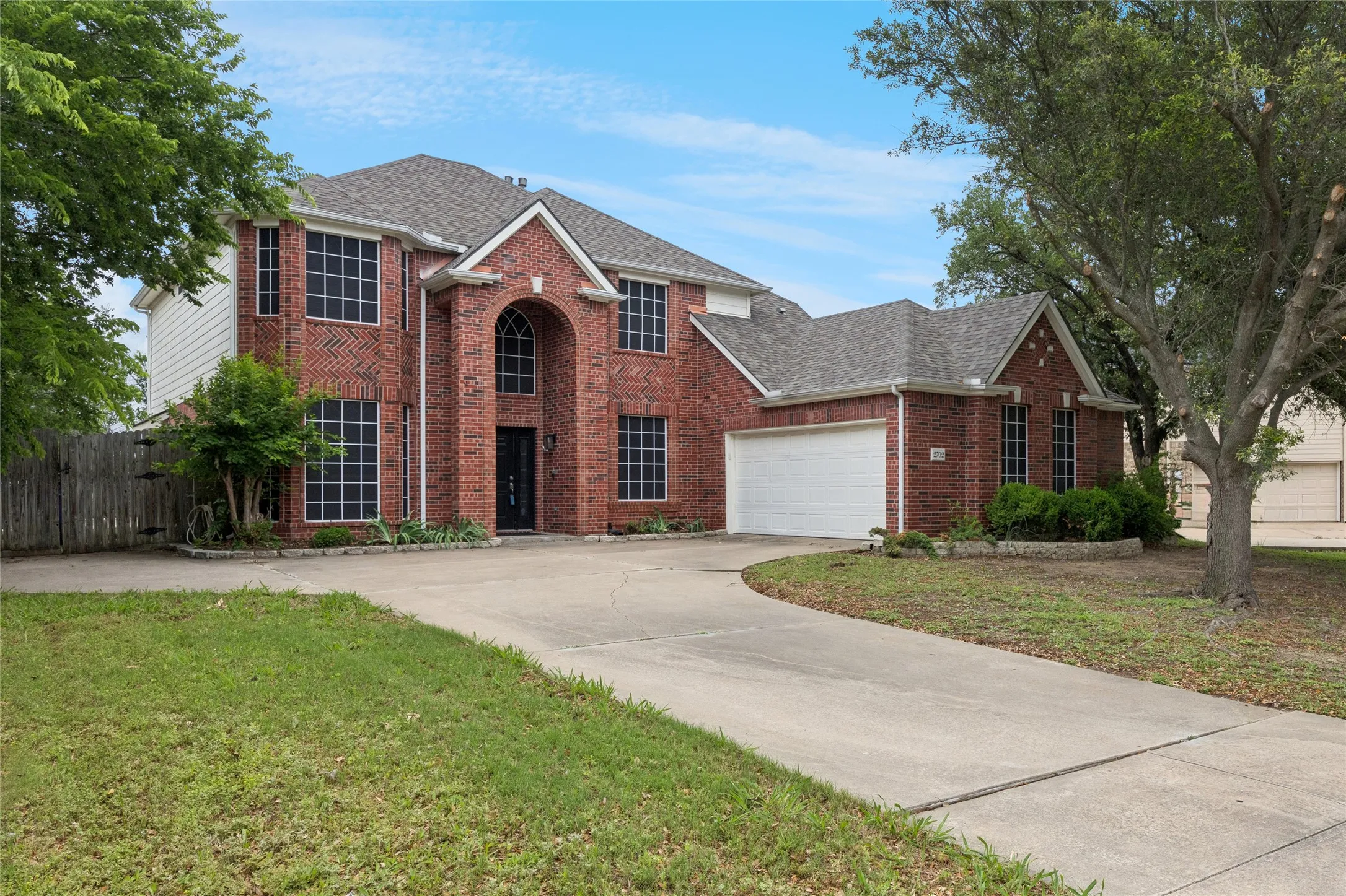 Single Family Residence For Sale in Tarrant County , 2702 Saint Charles Drive, Mansfield, Texas 76063, 4 Bedroom, 4 Bathroom, 2 Garage spaces, 2,829 Sqft, built in 2000, Preowned, mls#21254143, Real Estate Agent in Mansfield, Homes For Sale in Tarrant county, Homes For Sale in Mansfield, Realtor in Mansfield Texas, Real Estate Brokerage Independent Realty Texas, Luminita Cordes Realtor