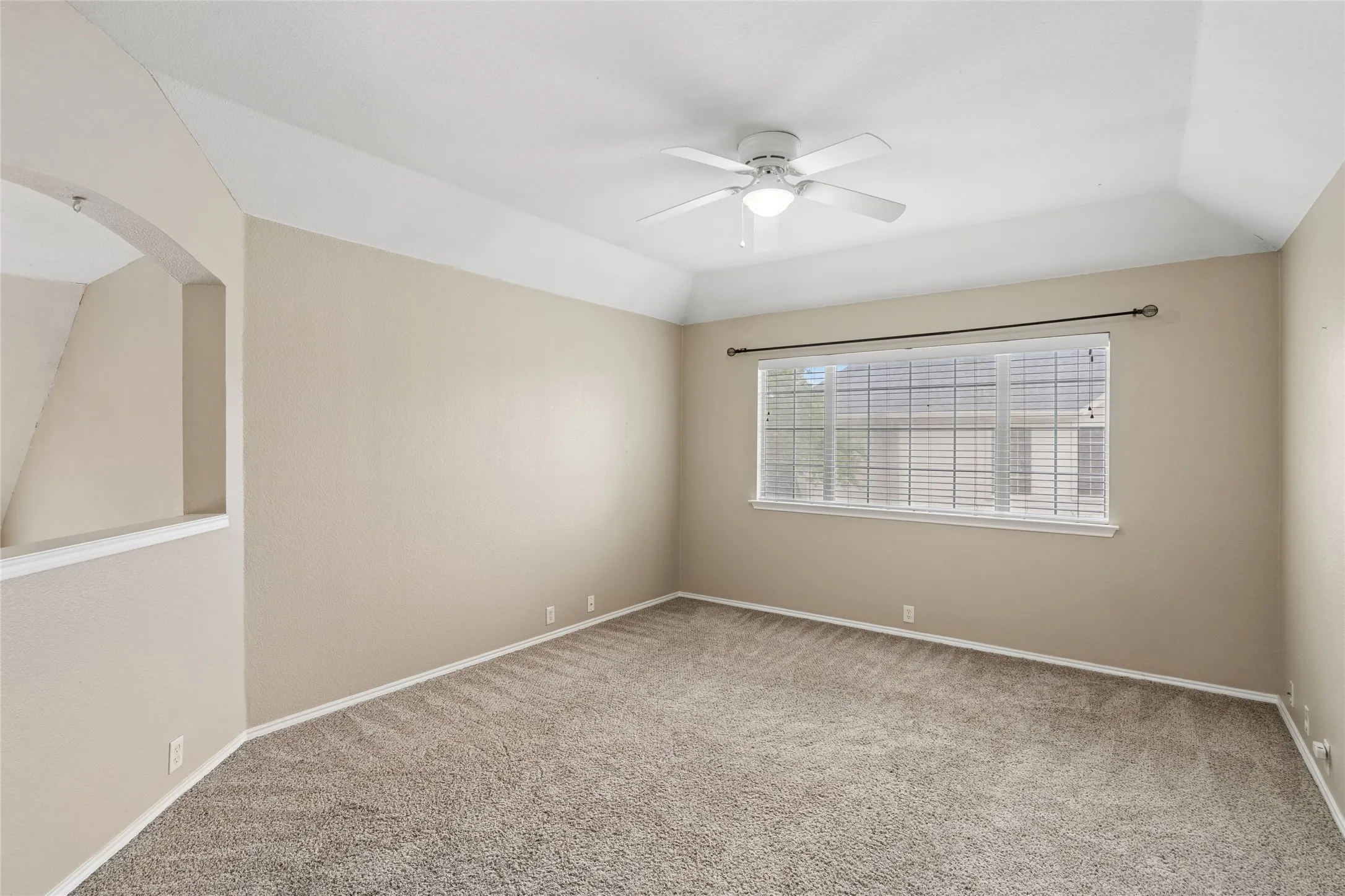 Single Family Residence For Sale in Tarrant County , 2702 Saint Charles Drive, Mansfield, Texas 76063, 4 Bedroom, 4 Bathroom, 2 Garage spaces, 2,829 Sqft, built in 2000, Preowned, mls#21254143, Real Estate Agent in Mansfield, Homes For Sale in Tarrant county, Homes For Sale in Mansfield, Realtor in Mansfield Texas, Real Estate Brokerage Independent Realty Texas, Luminita Cordes Realtor