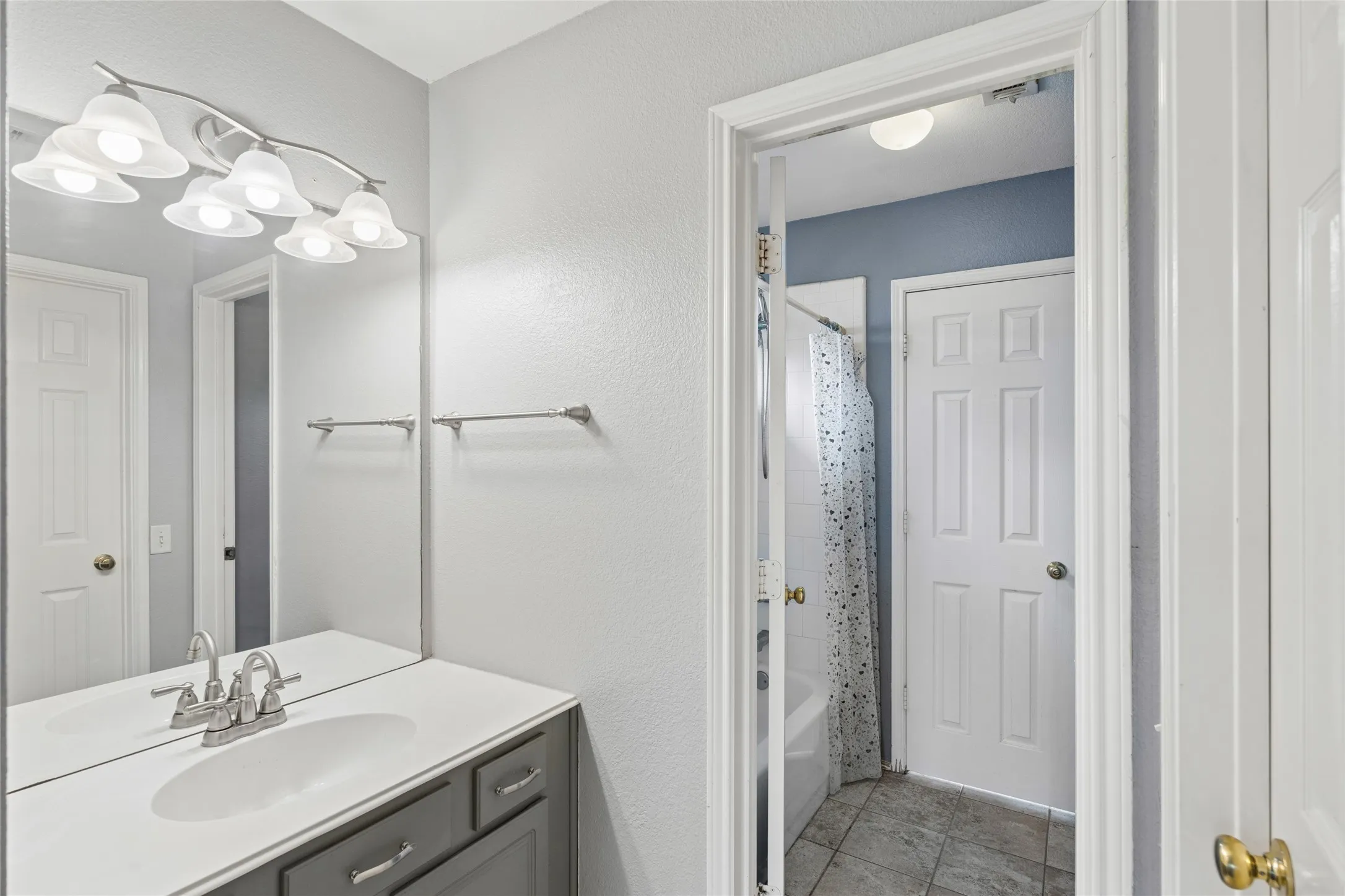 Single Family Residence For Sale in Tarrant County , 2702 Saint Charles Drive, Mansfield, Texas 76063, 4 Bedroom, 4 Bathroom, 2 Garage spaces, 2,829 Sqft, built in 2000, Preowned, mls#21254143, Real Estate Agent in Mansfield, Homes For Sale in Tarrant county, Homes For Sale in Mansfield, Realtor in Mansfield Texas, Real Estate Brokerage Independent Realty Texas, Luminita Cordes Realtor