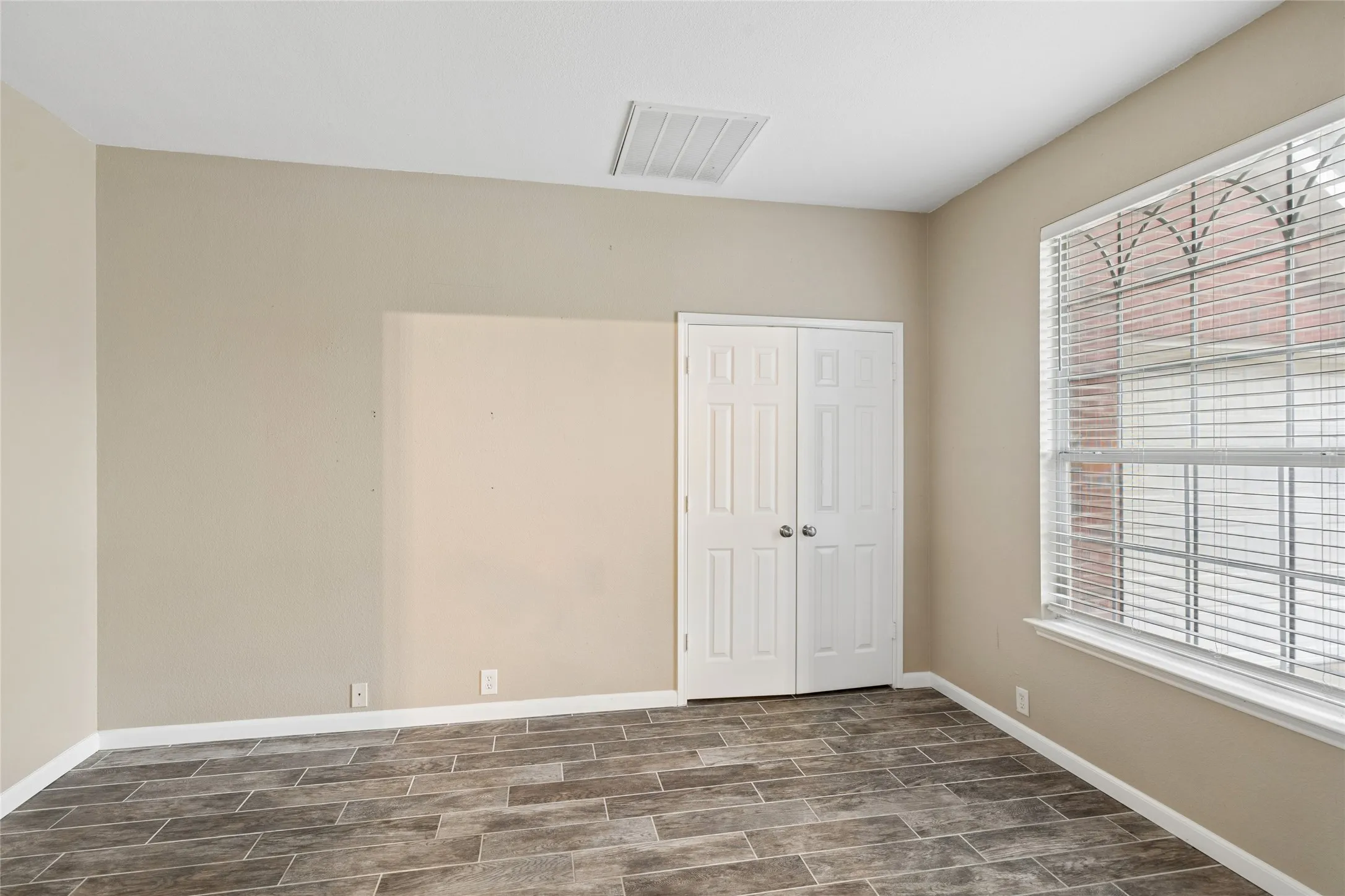 Single Family Residence For Sale in Tarrant County , 2702 Saint Charles Drive, Mansfield, Texas 76063, 4 Bedroom, 4 Bathroom, 2 Garage spaces, 2,829 Sqft, built in 2000, Preowned, mls#21254143, Real Estate Agent in Mansfield, Homes For Sale in Tarrant county, Homes For Sale in Mansfield, Realtor in Mansfield Texas, Real Estate Brokerage Independent Realty Texas, Luminita Cordes Realtor