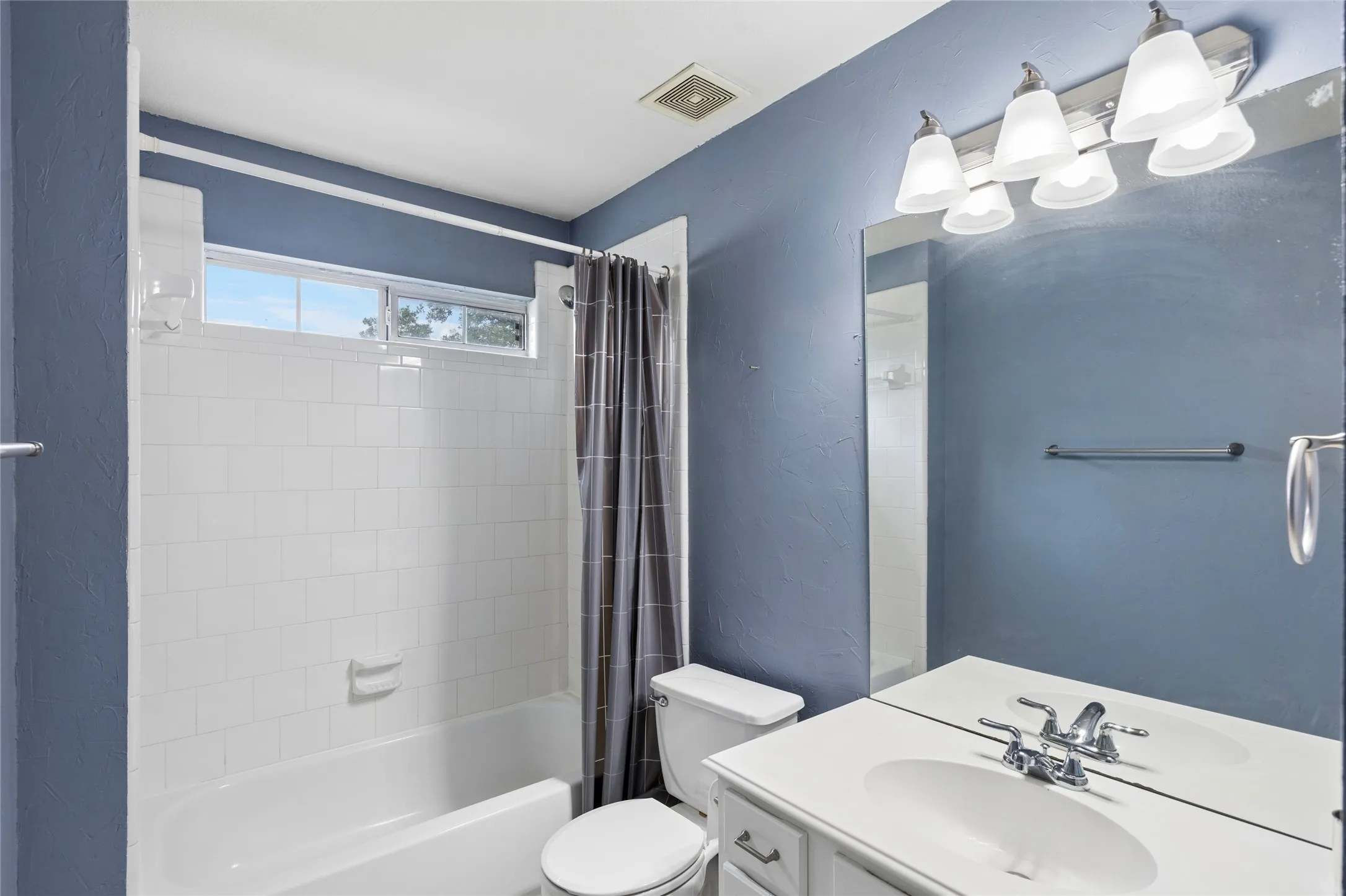 Single Family Residence For Sale in Tarrant County , 2702 Saint Charles Drive, Mansfield, Texas 76063, 4 Bedroom, 4 Bathroom, 2 Garage spaces, 2,829 Sqft, built in 2000, Preowned, mls#21254143, Real Estate Agent in Mansfield, Homes For Sale in Tarrant county, Homes For Sale in Mansfield, Realtor in Mansfield Texas, Real Estate Brokerage Independent Realty Texas, Luminita Cordes Realtor