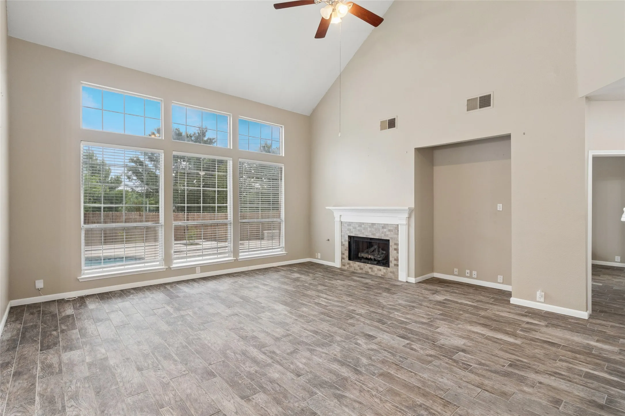 Single Family Residence For Sale in Tarrant County , 2702 Saint Charles Drive, Mansfield, Texas 76063, 4 Bedroom, 4 Bathroom, 2 Garage spaces, 2,829 Sqft, built in 2000, Preowned, mls#21254143, Real Estate Agent in Mansfield, Homes For Sale in Tarrant county, Homes For Sale in Mansfield, Realtor in Mansfield Texas, Real Estate Brokerage Independent Realty Texas, Luminita Cordes Realtor