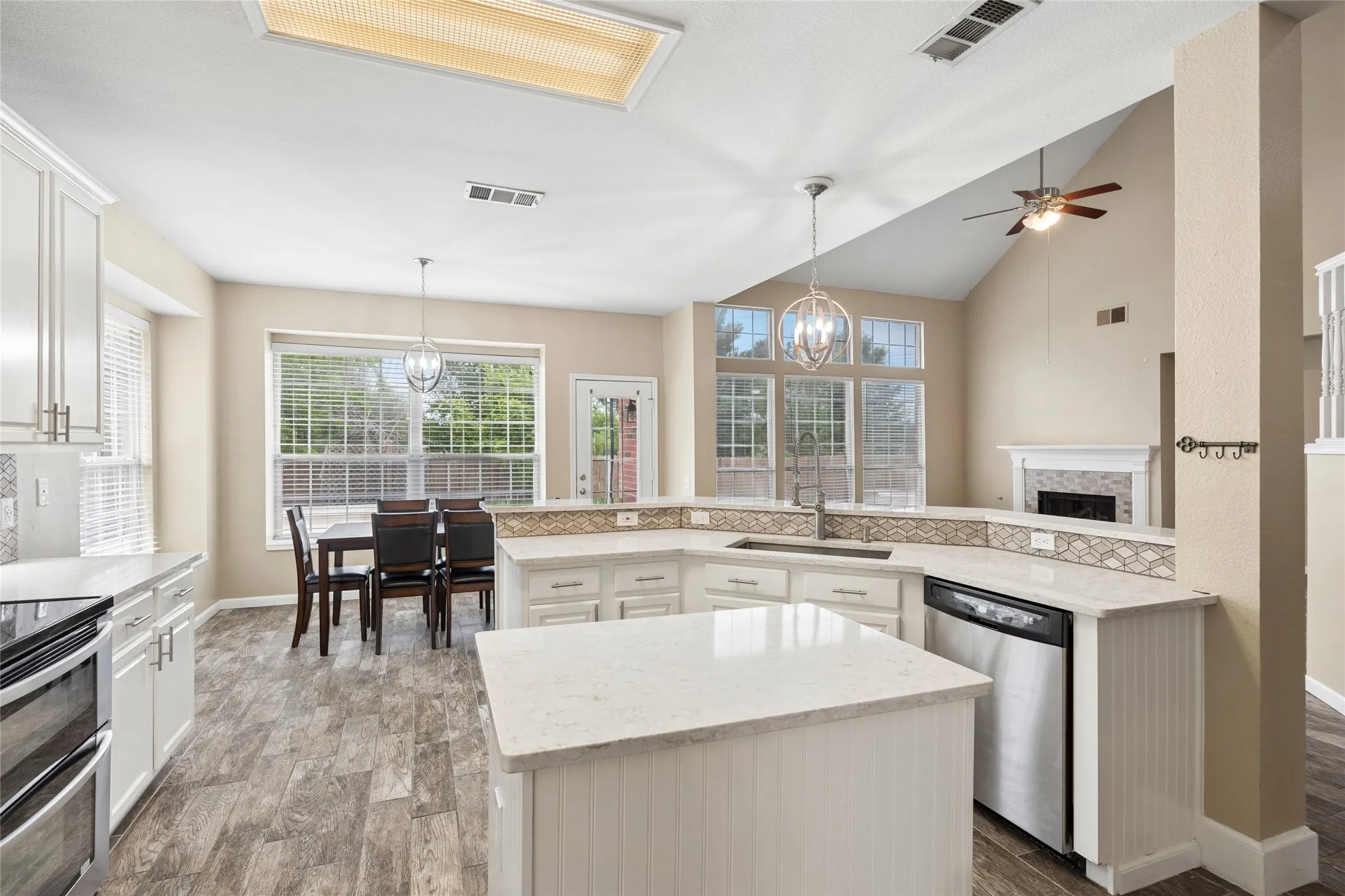 Single Family Residence For Sale in Tarrant County , 2702 Saint Charles Drive, Mansfield, Texas 76063, 4 Bedroom, 4 Bathroom, 2 Garage spaces, 2,829 Sqft, built in 2000, Preowned, mls#21254143, Real Estate Agent in Mansfield, Homes For Sale in Tarrant county, Homes For Sale in Mansfield, Realtor in Mansfield Texas, Real Estate Brokerage Independent Realty Texas, Luminita Cordes Realtor