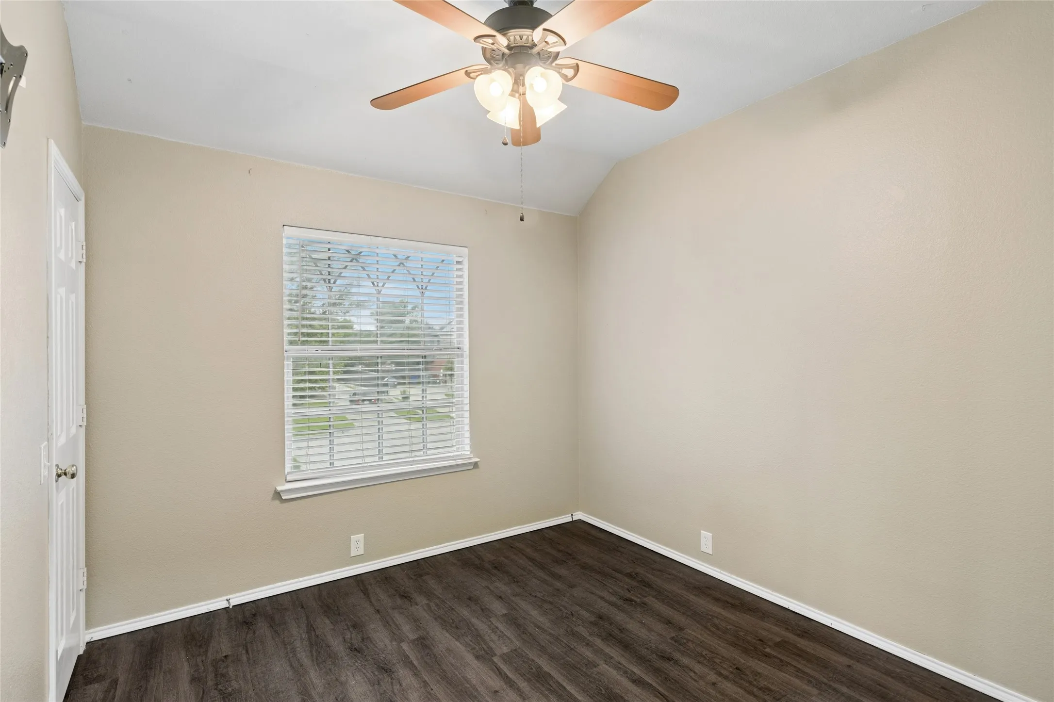 Single Family Residence For Sale in Tarrant County , 2702 Saint Charles Drive, Mansfield, Texas 76063, 4 Bedroom, 4 Bathroom, 2 Garage spaces, 2,829 Sqft, built in 2000, Preowned, mls#21254143, Real Estate Agent in Mansfield, Homes For Sale in Tarrant county, Homes For Sale in Mansfield, Realtor in Mansfield Texas, Real Estate Brokerage Independent Realty Texas, Luminita Cordes Realtor