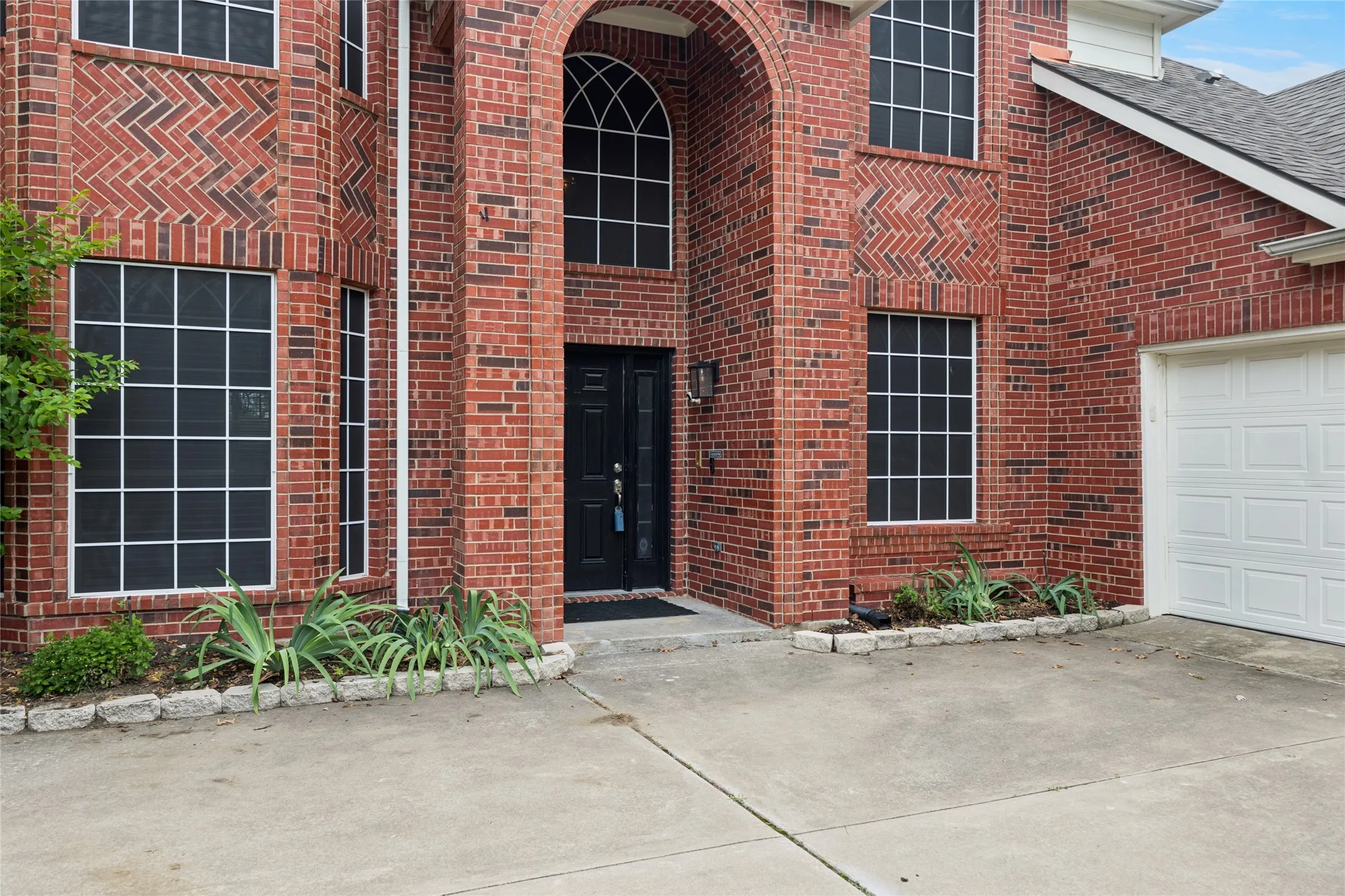 Single Family Residence For Sale in Tarrant County , 2702 Saint Charles Drive, Mansfield, Texas 76063, 4 Bedroom, 4 Bathroom, 2 Garage spaces, 2,829 Sqft, built in 2000, Preowned, mls#21254143, Real Estate Agent in Mansfield, Homes For Sale in Tarrant county, Homes For Sale in Mansfield, Realtor in Mansfield Texas, Real Estate Brokerage Independent Realty Texas, Luminita Cordes Realtor