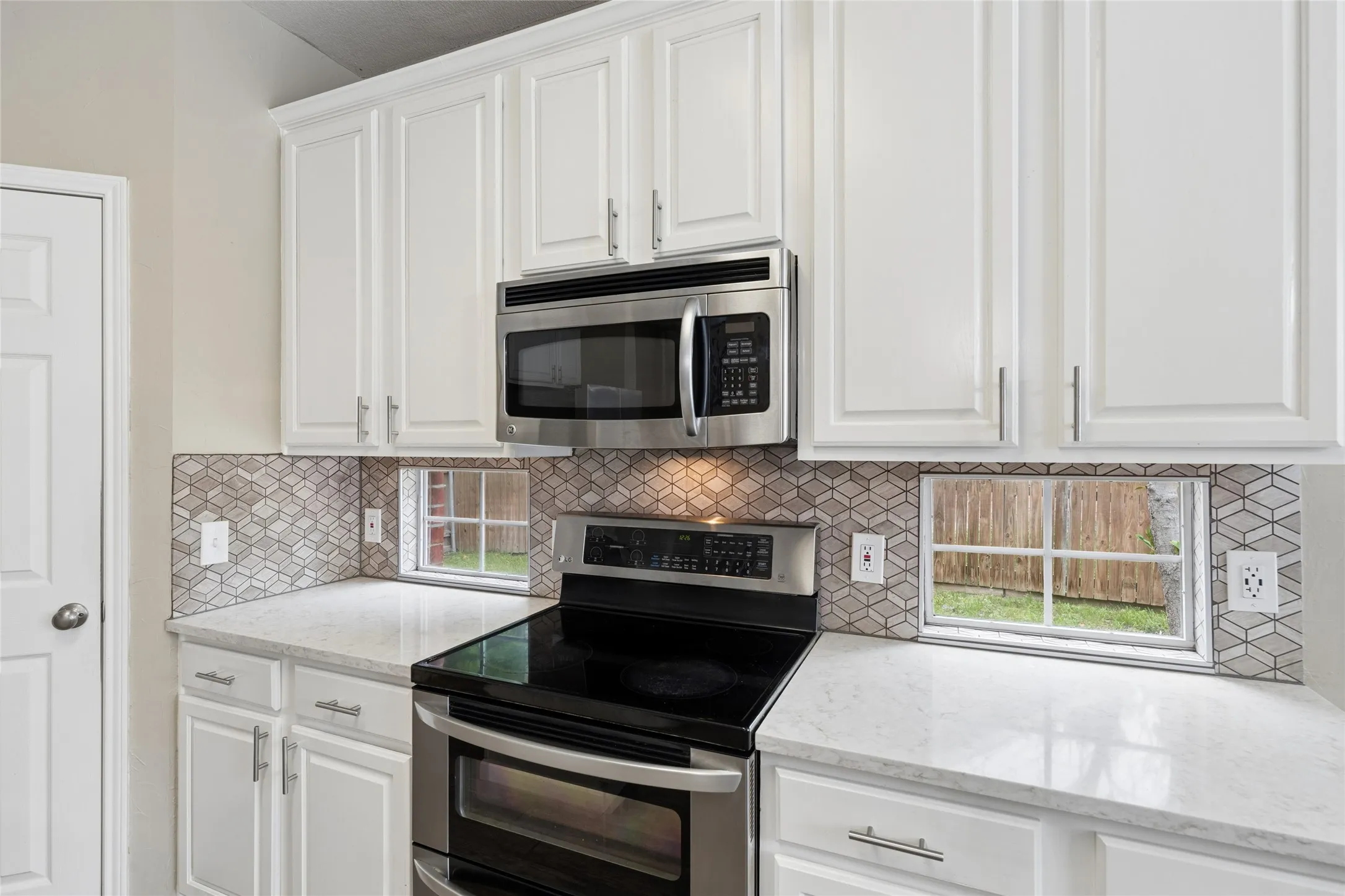 Single Family Residence For Sale in Tarrant County , 2702 Saint Charles Drive, Mansfield, Texas 76063, 4 Bedroom, 4 Bathroom, 2 Garage spaces, 2,829 Sqft, built in 2000, Preowned, mls#21254143, Real Estate Agent in Mansfield, Homes For Sale in Tarrant county, Homes For Sale in Mansfield, Realtor in Mansfield Texas, Real Estate Brokerage Independent Realty Texas, Luminita Cordes Realtor