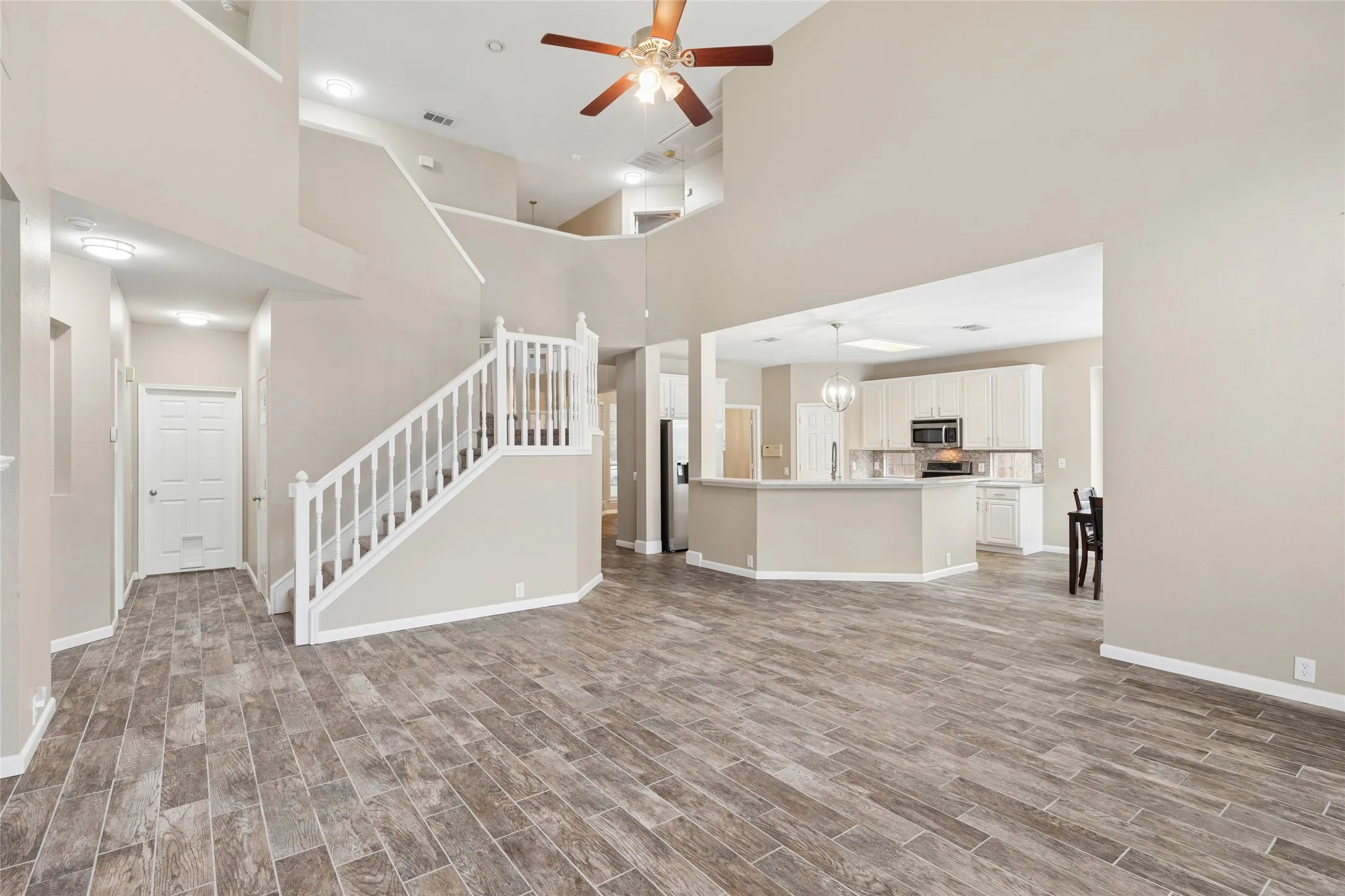 Single Family Residence For Sale in Tarrant County , 2702 Saint Charles Drive, Mansfield, Texas 76063, 4 Bedroom, 4 Bathroom, 2 Garage spaces, 2,829 Sqft, built in 2000, Preowned, mls#21254143, Real Estate Agent in Mansfield, Homes For Sale in Tarrant county, Homes For Sale in Mansfield, Realtor in Mansfield Texas, Real Estate Brokerage Independent Realty Texas, Luminita Cordes Realtor