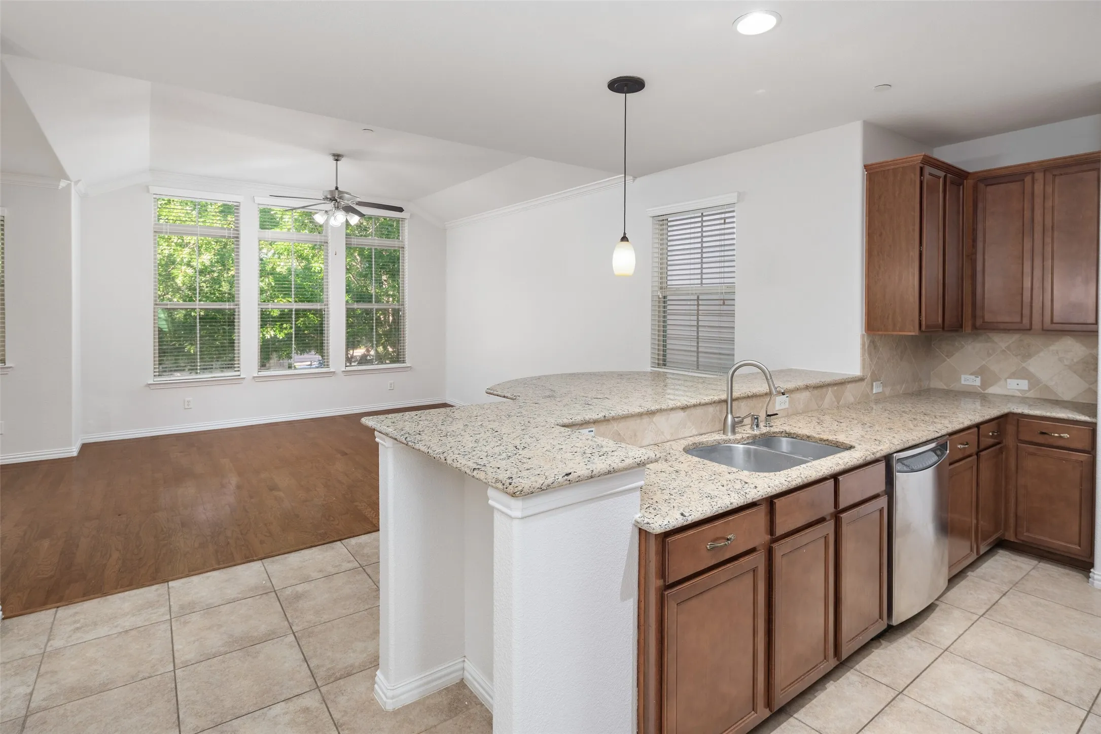 Townhouse For Sale in Collin County , 1619 Southwestern Drive, Allen, Texas 75013, 2 Bedroom, 3 Bathroom, 2 Garage spaces, 1,924 Sqft, built in 2009, Preowned, mls#21248645, Real Estate Agent in Allen, Homes For Sale in Collin county, Homes For Sale in Allen, Realtor in Allen Texas, Real Estate Brokerage Independent Realty Texas, Luminita Cordes Realtor
