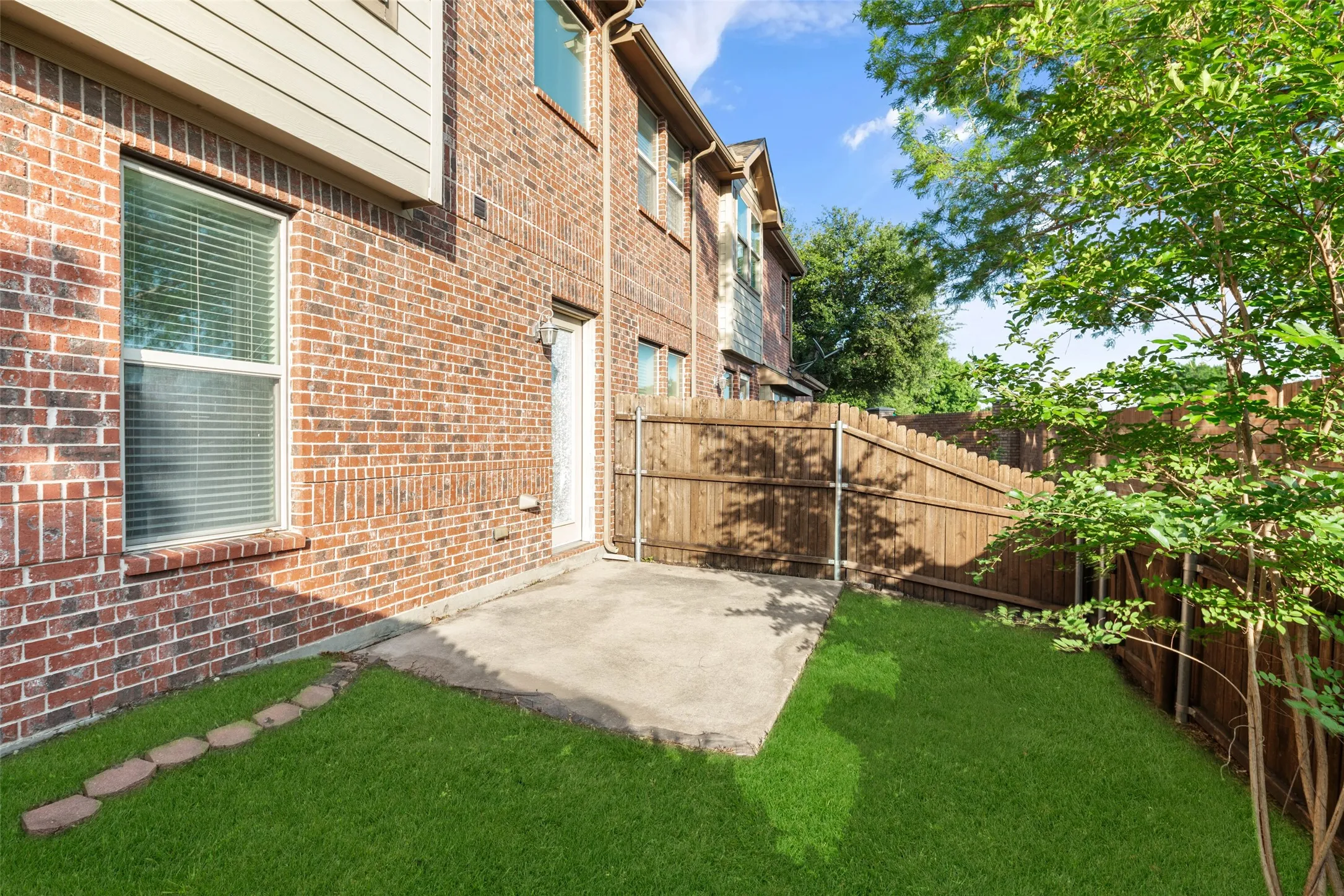 Townhouse For Sale in Collin County , 1619 Southwestern Drive, Allen, Texas 75013, 2 Bedroom, 3 Bathroom, 2 Garage spaces, 1,924 Sqft, built in 2009, Preowned, mls#21248645, Real Estate Agent in Allen, Homes For Sale in Collin county, Homes For Sale in Allen, Realtor in Allen Texas, Real Estate Brokerage Independent Realty Texas, Luminita Cordes Realtor