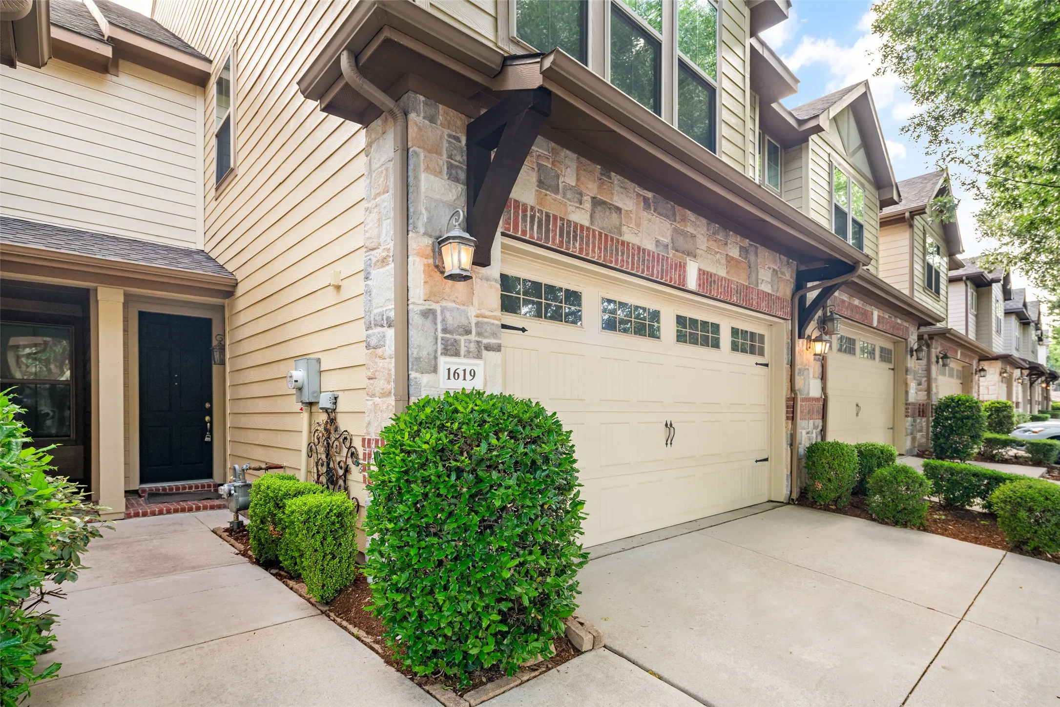 Townhouse For Sale in Collin County , 1619 Southwestern Drive, Allen, Texas 75013, 2 Bedroom, 3 Bathroom, 2 Garage spaces, 1,924 Sqft, built in 2009, Preowned, mls#21248645, Real Estate Agent in Allen, Homes For Sale in Collin county, Homes For Sale in Allen, Realtor in Allen Texas, Real Estate Brokerage Independent Realty Texas, Luminita Cordes Realtor