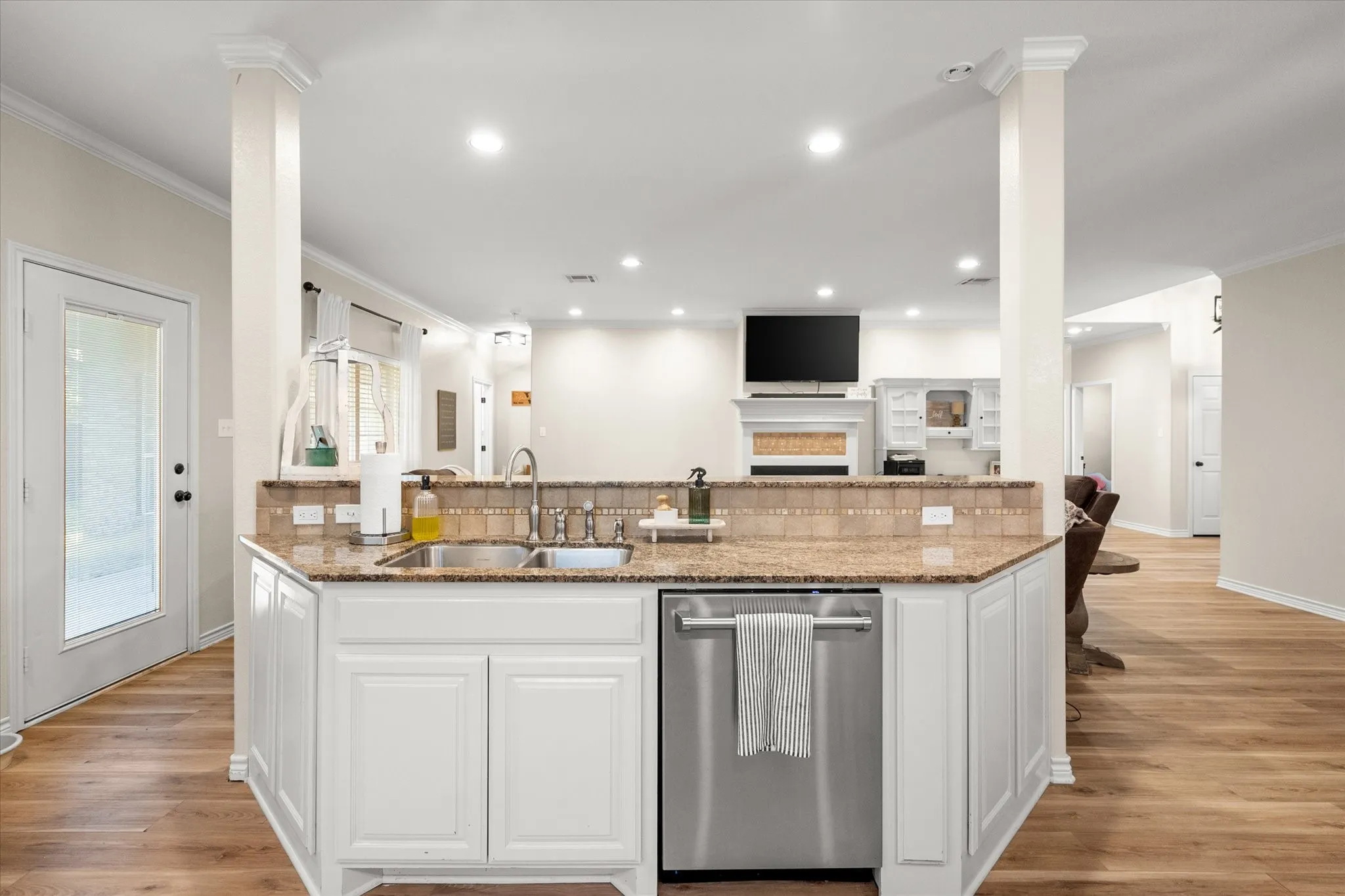 Single Family Residence For Sale in Navarro County , 2629 Fish Tank Road, Corsicana, Texas 75110, 3 Bedroom, 2 Bathroom, 2 Garage spaces, 1,880 Sqft, built in 2005, Preowned, mls#21242655, Real Estate Agent in Corsicana, Homes For Sale in Navarro county, Homes For Sale in Corsicana, Realtor in Corsicana Texas, Real Estate Brokerage Independent Realty Texas, Luminita Cordes Realtor