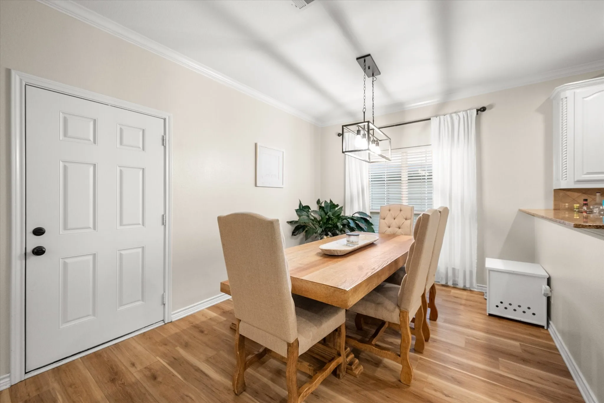 Single Family Residence For Sale in Navarro County , 2629 Fish Tank Road, Corsicana, Texas 75110, 3 Bedroom, 2 Bathroom, 2 Garage spaces, 1,880 Sqft, built in 2005, Preowned, mls#21242655, Real Estate Agent in Corsicana, Homes For Sale in Navarro county, Homes For Sale in Corsicana, Realtor in Corsicana Texas, Real Estate Brokerage Independent Realty Texas, Luminita Cordes Realtor