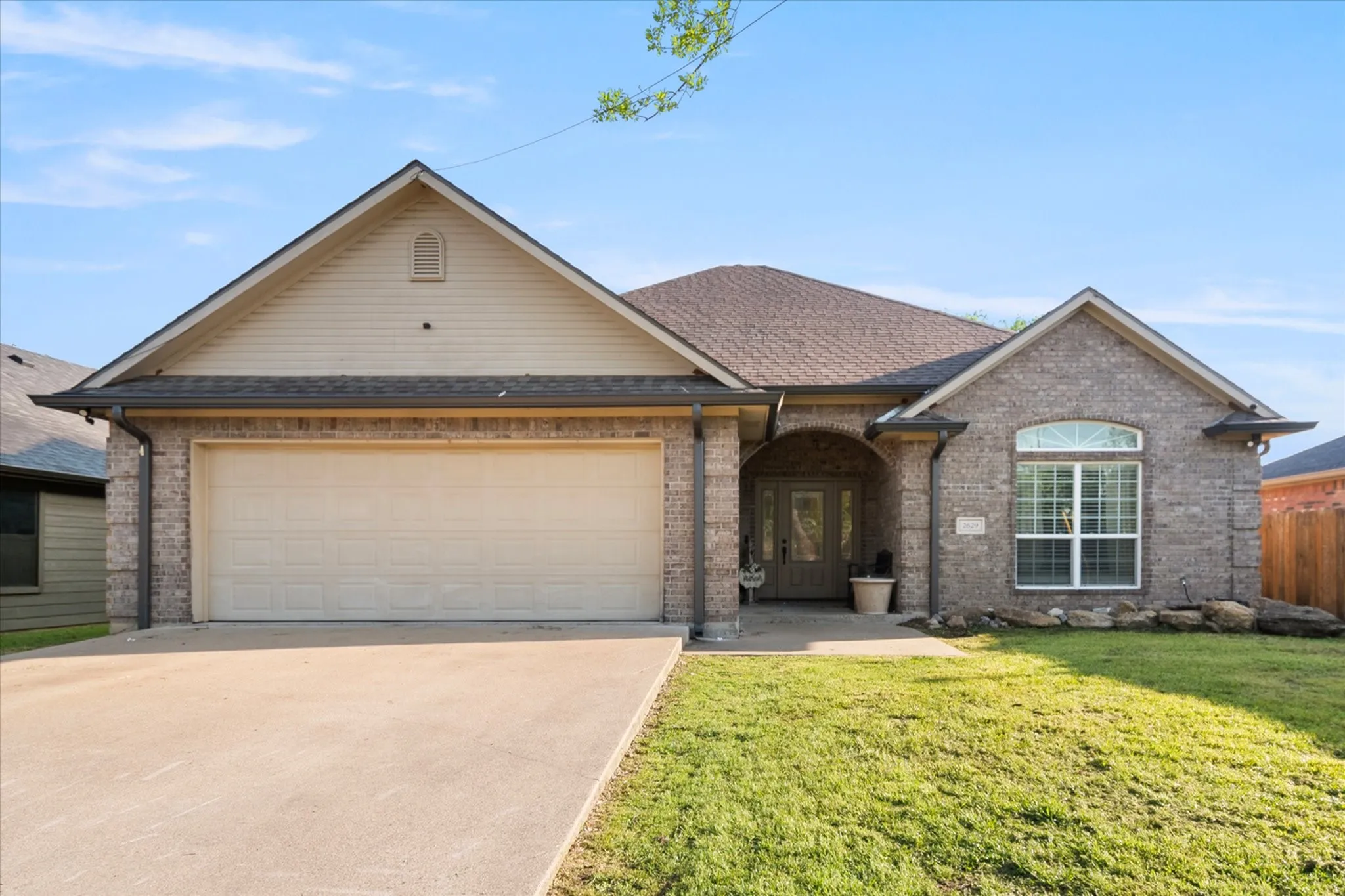 Single Family Residence For Sale in Navarro County , 2629 Fish Tank Road, Corsicana, Texas 75110, 3 Bedroom, 2 Bathroom, 2 Garage spaces, 1,880 Sqft, built in 2005, Preowned, mls#21242655, Real Estate Agent in Corsicana, Homes For Sale in Navarro county, Homes For Sale in Corsicana, Realtor in Corsicana Texas, Real Estate Brokerage Independent Realty Texas, Luminita Cordes Realtor