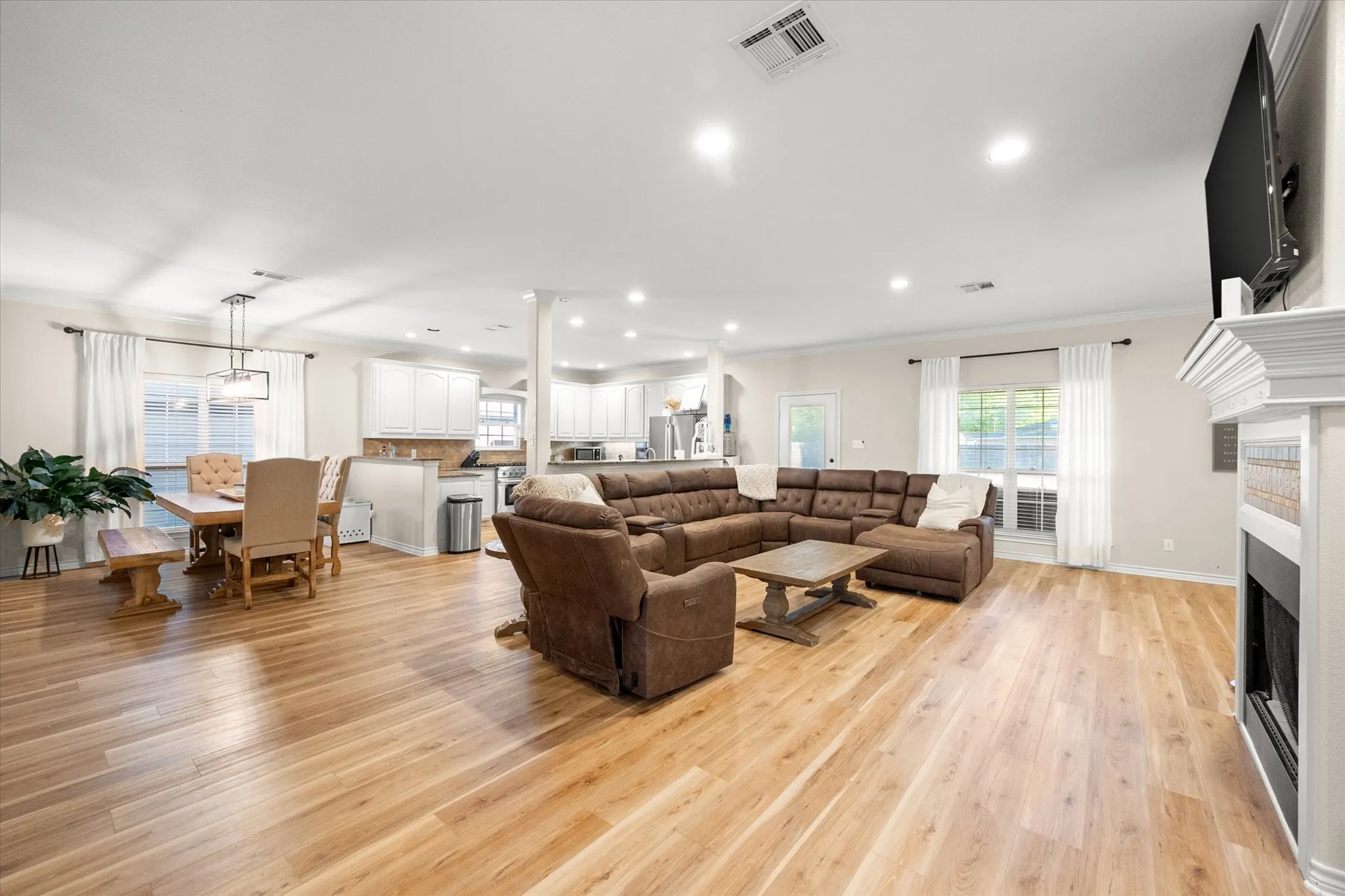 Single Family Residence For Sale in Navarro County , 2629 Fish Tank Road, Corsicana, Texas 75110, 3 Bedroom, 2 Bathroom, 2 Garage spaces, 1,880 Sqft, built in 2005, Preowned, mls#21242655, Real Estate Agent in Corsicana, Homes For Sale in Navarro county, Homes For Sale in Corsicana, Realtor in Corsicana Texas, Real Estate Brokerage Independent Realty Texas, Luminita Cordes Realtor