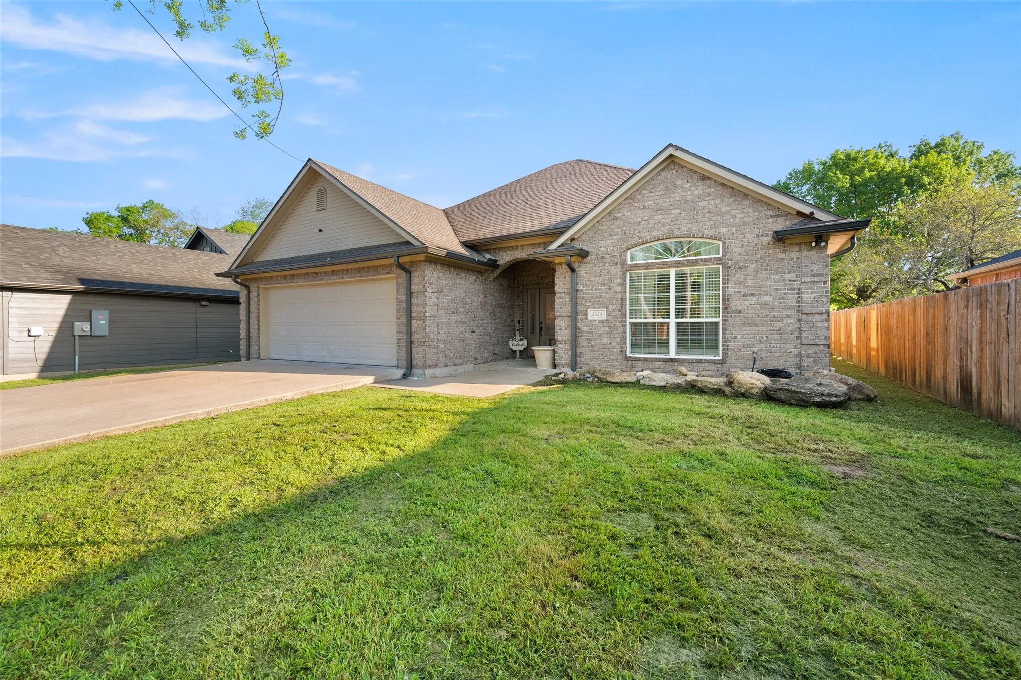 Single Family Residence For Sale in Navarro County , 2629 Fish Tank Road, Corsicana, Texas 75110, 3 Bedroom, 2 Bathroom, 2 Garage spaces, 1,880 Sqft, built in 2005, Preowned, mls#21242655, Real Estate Agent in Corsicana, Homes For Sale in Navarro county, Homes For Sale in Corsicana, Realtor in Corsicana Texas, Real Estate Brokerage Independent Realty Texas, Luminita Cordes Realtor