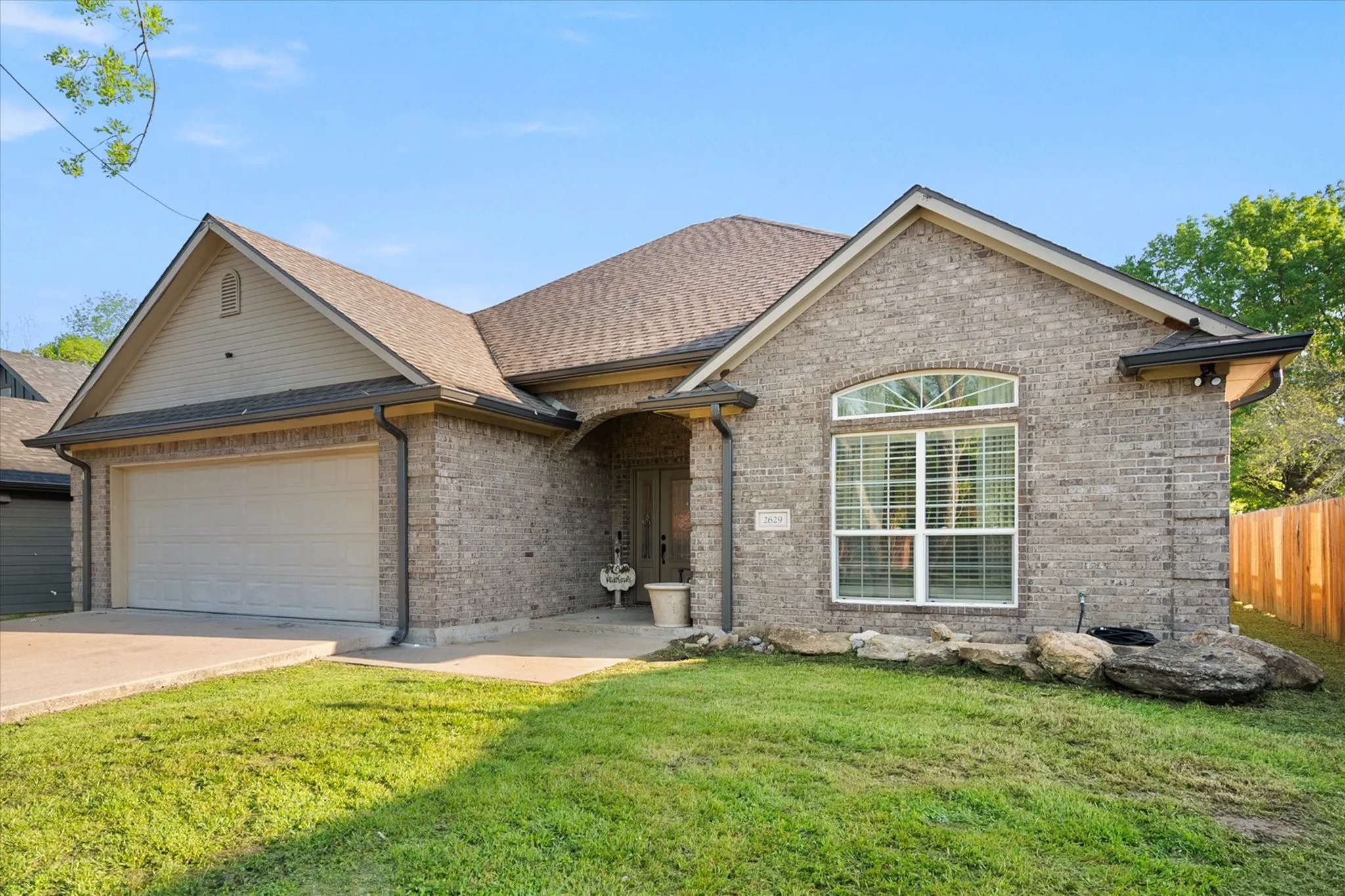 Single Family Residence For Sale in Navarro County , 2629 Fish Tank Road, Corsicana, Texas 75110, 3 Bedroom, 2 Bathroom, 2 Garage spaces, 1,880 Sqft, built in 2005, Preowned, mls#21242655, Real Estate Agent in Corsicana, Homes For Sale in Navarro county, Homes For Sale in Corsicana, Realtor in Corsicana Texas, Real Estate Brokerage Independent Realty Texas, Luminita Cordes Realtor