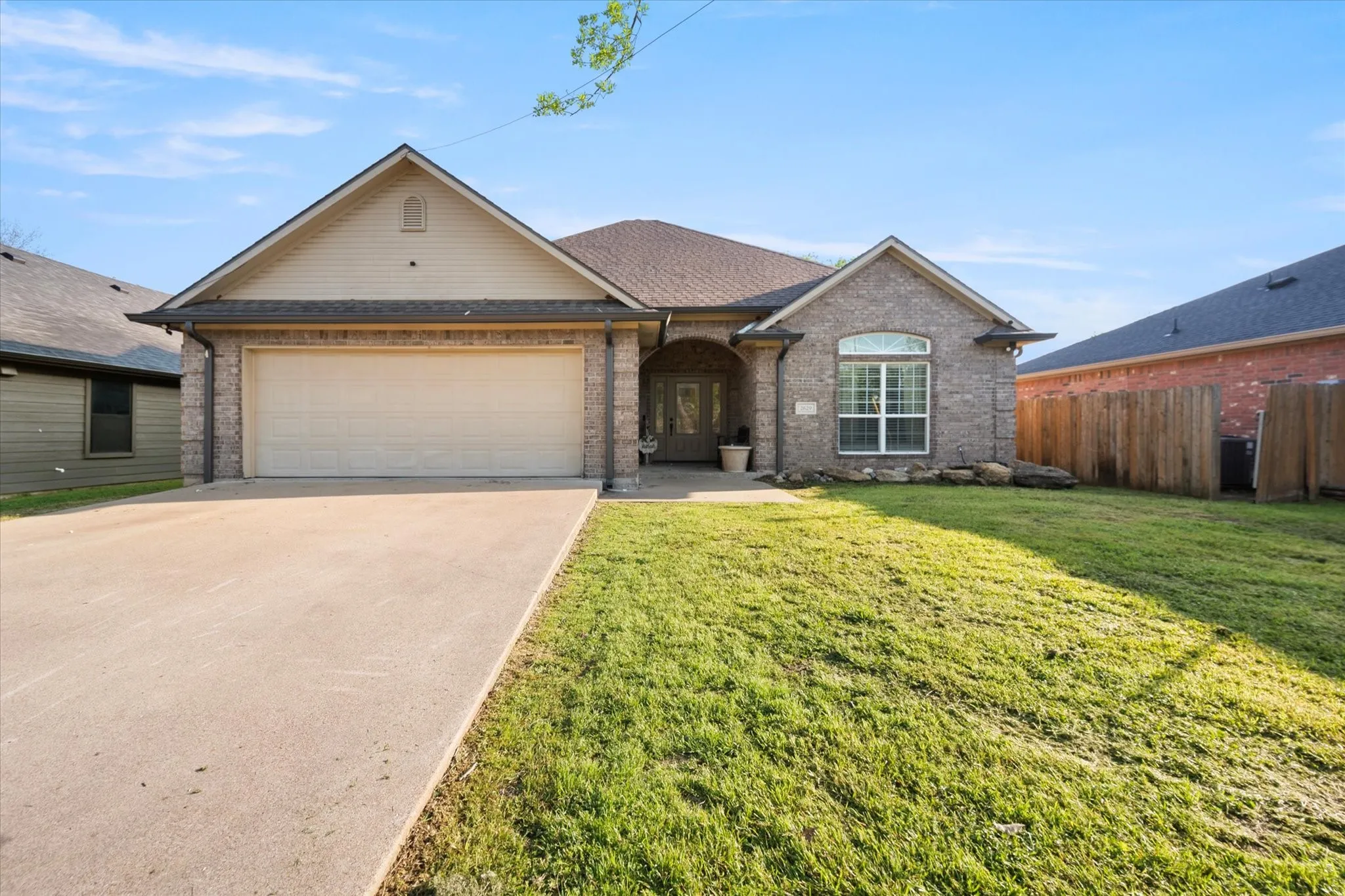 Single Family Residence For Sale in Navarro County , 2629 Fish Tank Road, Corsicana, Texas 75110, 3 Bedroom, 2 Bathroom, 2 Garage spaces, 1,880 Sqft, built in 2005, Preowned, mls#21242655, Real Estate Agent in Corsicana, Homes For Sale in Navarro county, Homes For Sale in Corsicana, Realtor in Corsicana Texas, Real Estate Brokerage Independent Realty Texas, Luminita Cordes Realtor
