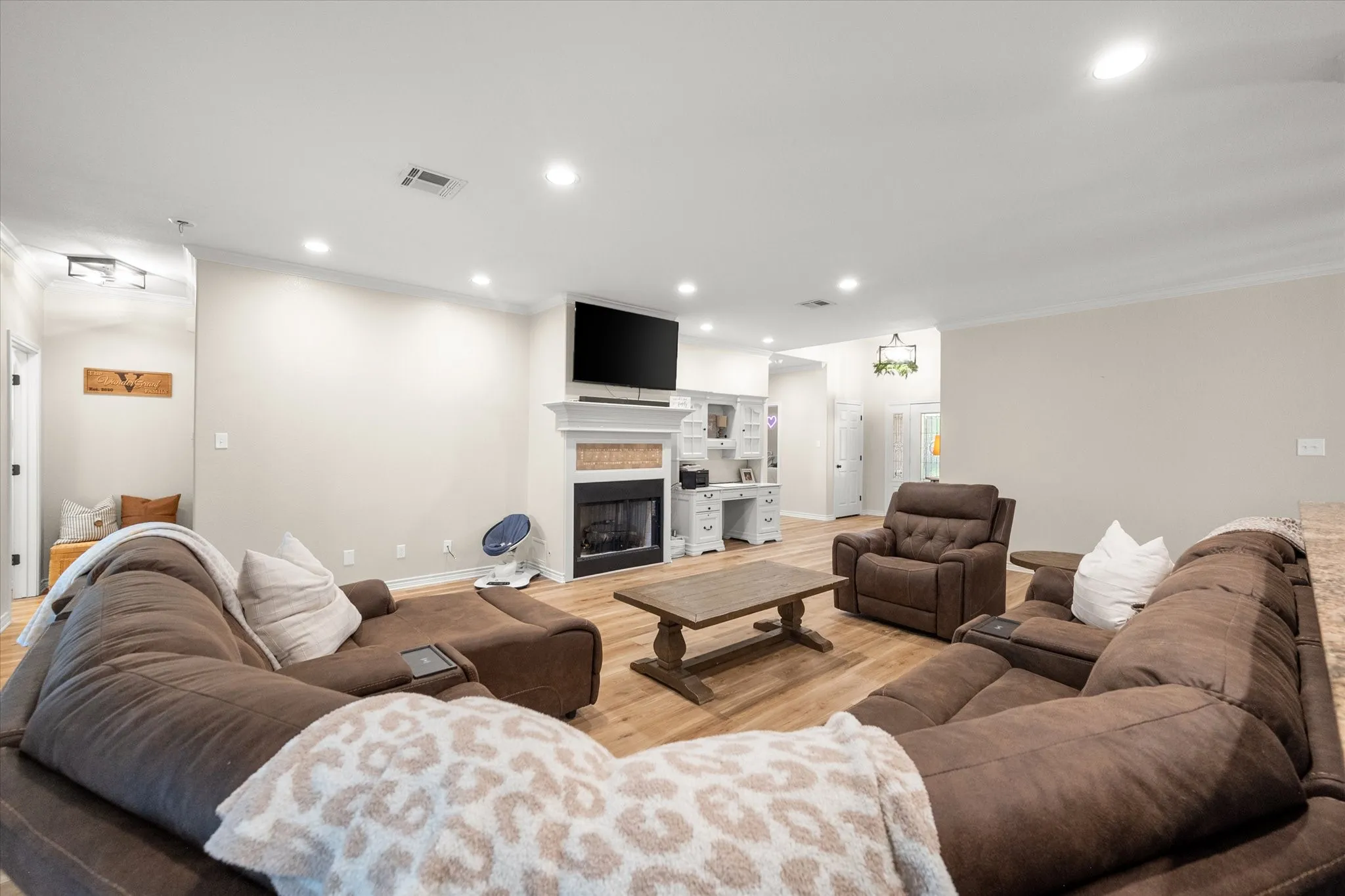 Single Family Residence For Sale in Navarro County , 2629 Fish Tank Road, Corsicana, Texas 75110, 3 Bedroom, 2 Bathroom, 2 Garage spaces, 1,880 Sqft, built in 2005, Preowned, mls#21242655, Real Estate Agent in Corsicana, Homes For Sale in Navarro county, Homes For Sale in Corsicana, Realtor in Corsicana Texas, Real Estate Brokerage Independent Realty Texas, Luminita Cordes Realtor
