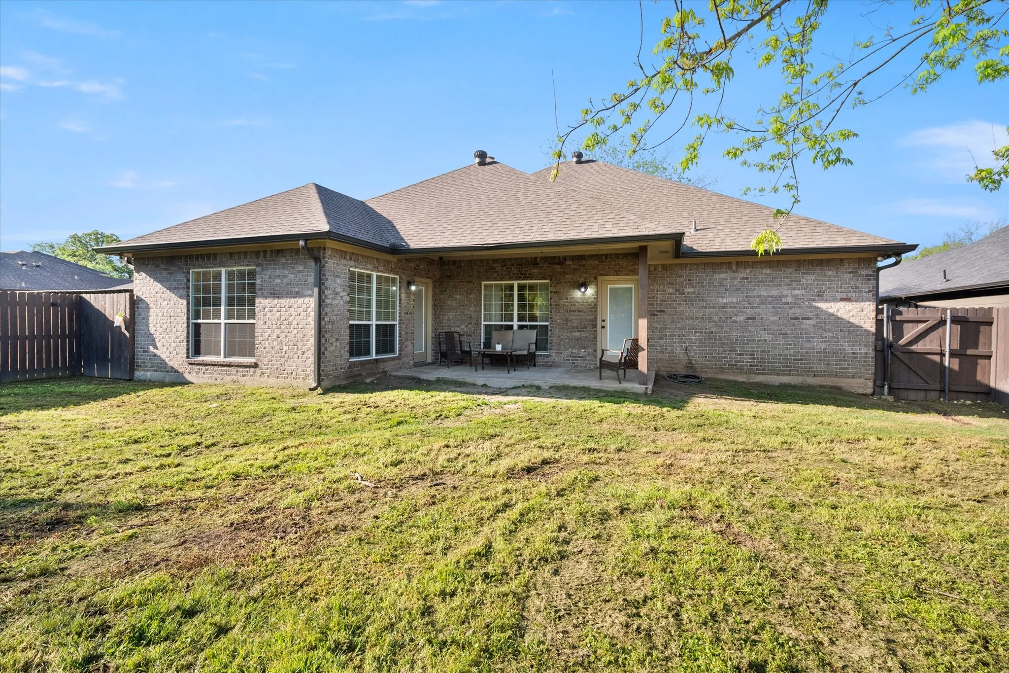 Single Family Residence For Sale in Navarro County , 2629 Fish Tank Road, Corsicana, Texas 75110, 3 Bedroom, 2 Bathroom, 2 Garage spaces, 1,880 Sqft, built in 2005, Preowned, mls#21242655, Real Estate Agent in Corsicana, Homes For Sale in Navarro county, Homes For Sale in Corsicana, Realtor in Corsicana Texas, Real Estate Brokerage Independent Realty Texas, Luminita Cordes Realtor