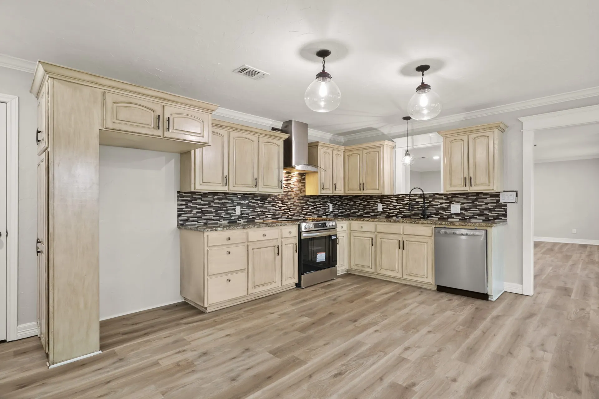 Single Family Residence For Sale in Titus County , 194 County Road 1720, Mt Pleasant, Texas 75455, 3 Bedrooms, 2 Bathrooms, Garage spaces, 1,556 Sqft, built in 2006, Preowned, Price $249,000, mls#21254166, Real Estate Agent in Mt Pleasant, Homes For Sale in Titus county, Homes For Sale in Mt Pleasant, Realtor in Mt Pleasant Texas, Real Estate Brokerage Independent Realty Texas, Luminita Cordes Realtor