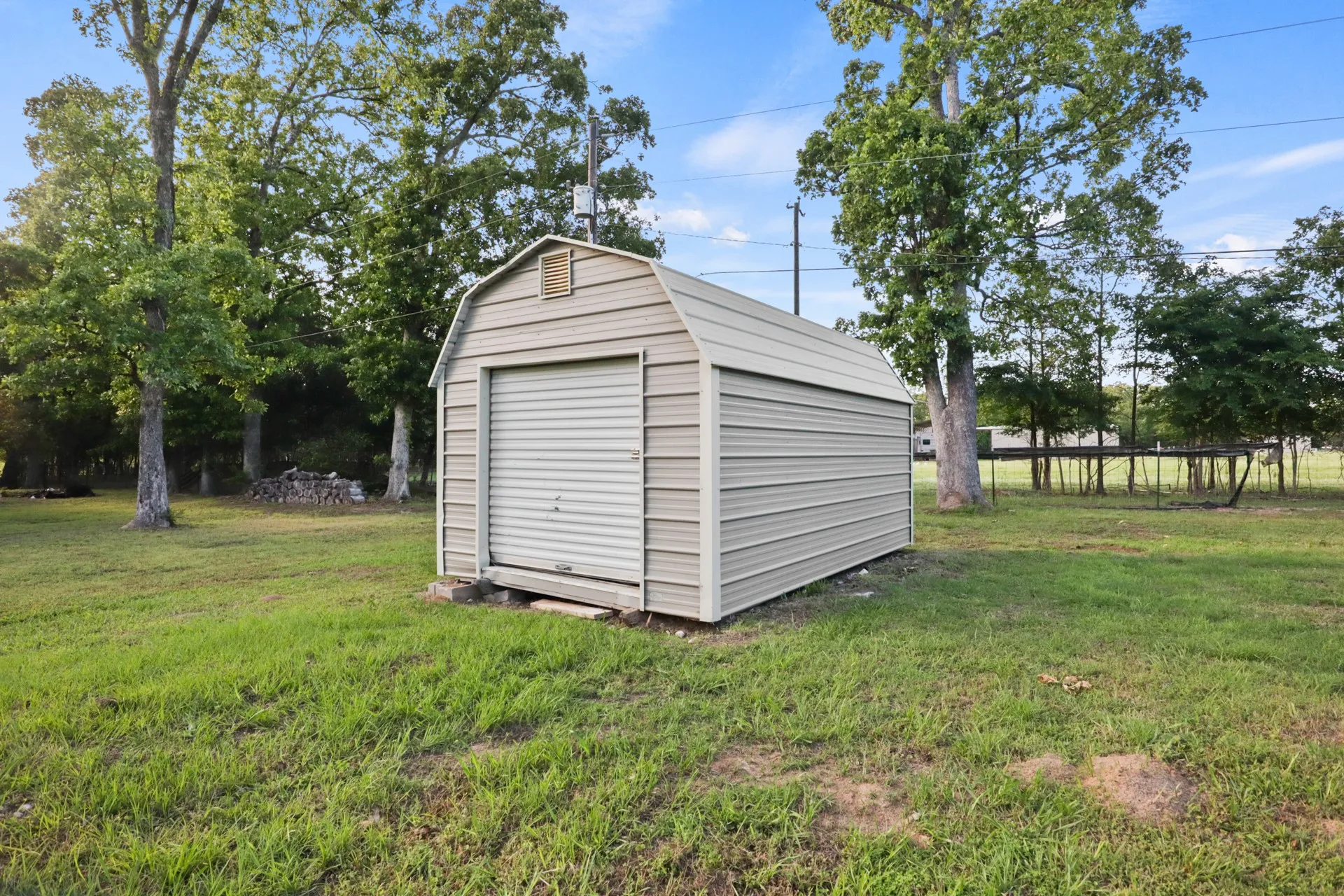 Single Family Residence For Sale in Titus County , 194 County Road 1720, Mt Pleasant, Texas 75455, 3 Bedrooms, 2 Bathrooms, Garage spaces, 1,556 Sqft, built in 2006, Preowned, Price $249,000, mls#21254166, Real Estate Agent in Mt Pleasant, Homes For Sale in Titus county, Homes For Sale in Mt Pleasant, Realtor in Mt Pleasant Texas, Real Estate Brokerage Independent Realty Texas, Luminita Cordes Realtor