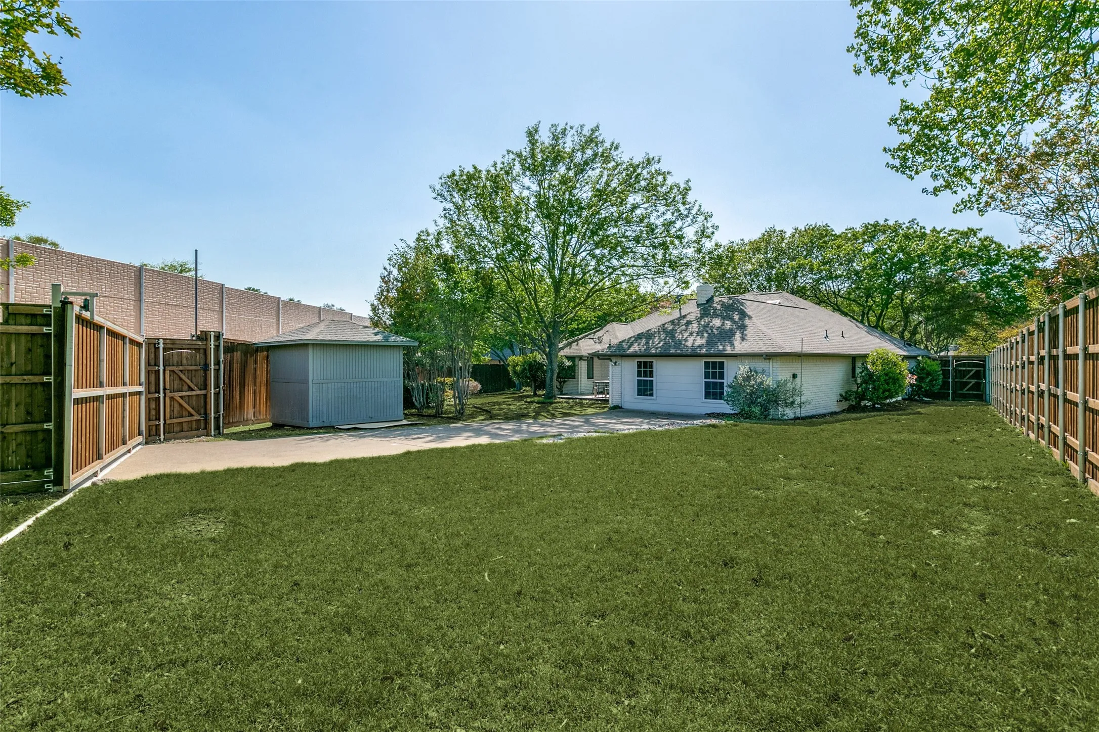 Single Family Residence For Rent in Collin County , 17402 Oakington Court, Dallas, Texas 75252, 5 Bedroom, 4 Bathroom, Garage spaces, 2,775 Sqft, built in 1983, Preowned, mls#21252916, Real Estate Agent in Dallas, Homes For Rent in Collin county, Homes For Rent in Dallas, Realtor in Dallas Texas, Real Estate Brokerage Independent Realty Texas, Luminita Cordes Realtor