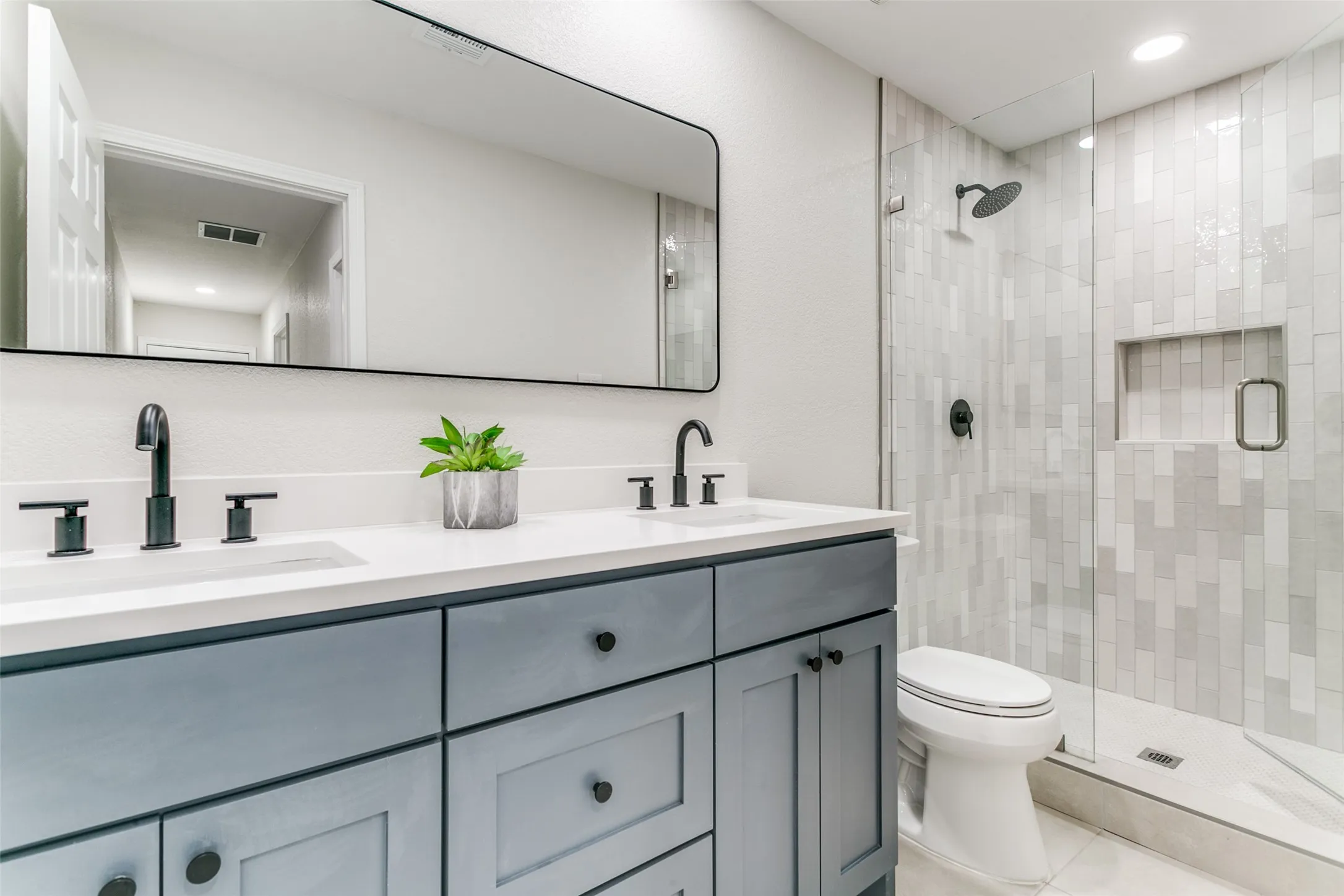 Single Family Residence For Rent in Collin County , 17402 Oakington Court, Dallas, Texas 75252, 5 Bedroom, 4 Bathroom, Garage spaces, 2,775 Sqft, built in 1983, Preowned, mls#21252916, Real Estate Agent in Dallas, Homes For Rent in Collin county, Homes For Rent in Dallas, Realtor in Dallas Texas, Real Estate Brokerage Independent Realty Texas, Luminita Cordes Realtor