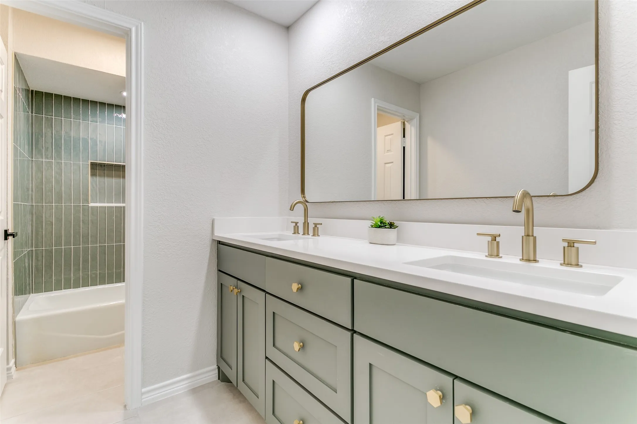 Single Family Residence For Rent in Collin County , 17402 Oakington Court, Dallas, Texas 75252, 5 Bedroom, 4 Bathroom, Garage spaces, 2,775 Sqft, built in 1983, Preowned, mls#21252916, Real Estate Agent in Dallas, Homes For Rent in Collin county, Homes For Rent in Dallas, Realtor in Dallas Texas, Real Estate Brokerage Independent Realty Texas, Luminita Cordes Realtor
