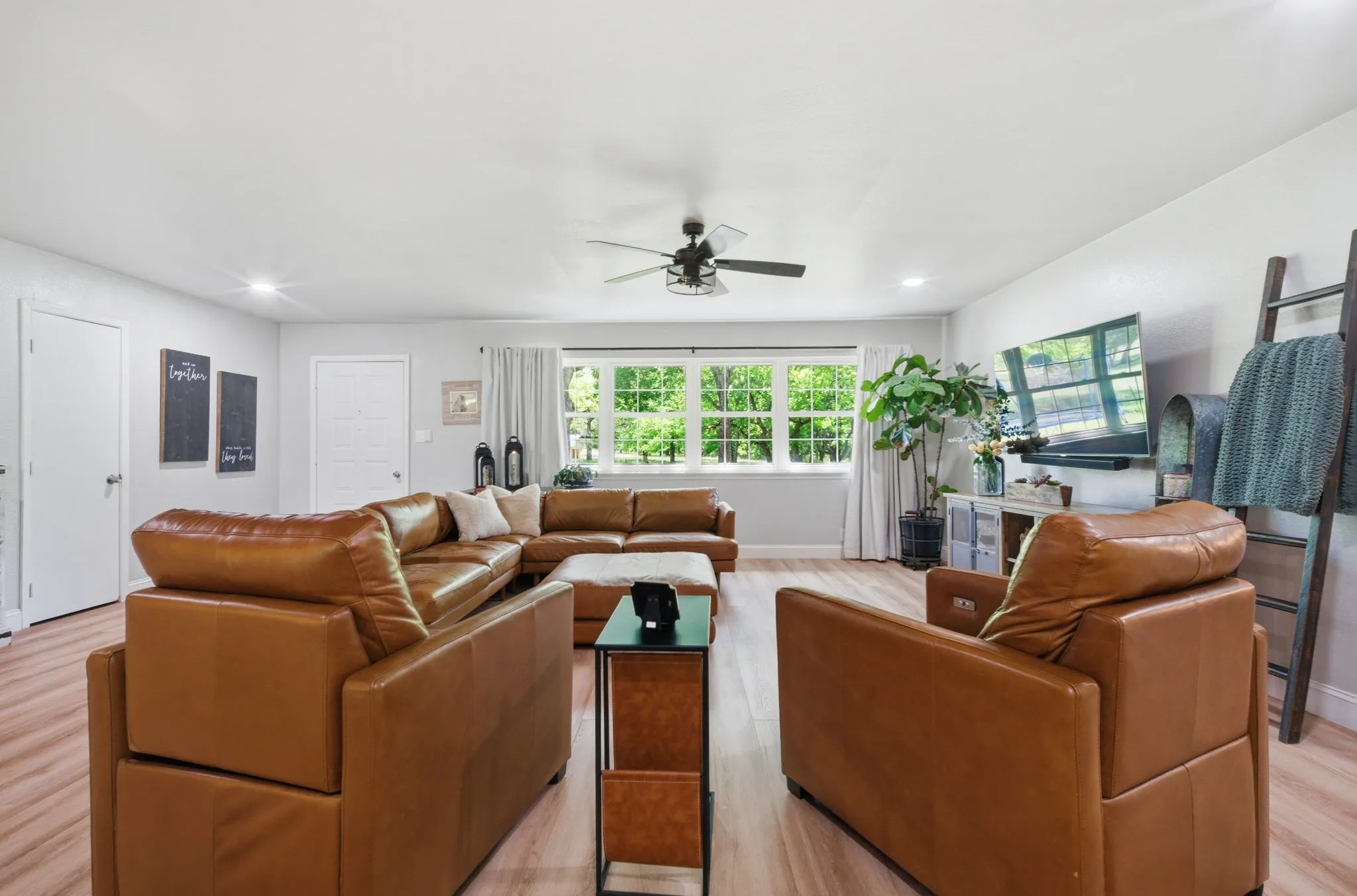 Single Family Residence For Sale in Grayson County , 1499 Harrell Road, Howe, Texas 75459, 3 Bedrooms, 2 Bathrooms, Garage spaces, 2,161 Sqft, built in 1985, Price $1,250,000, mls#21245342, Real Estate Agent in Howe, Homes For Sale in Grayson county, Homes For Sale in Howe, Realtor in Howe Texas, Real Estate Brokerage Independent Realty Texas, Luminita Cordes Realtor
