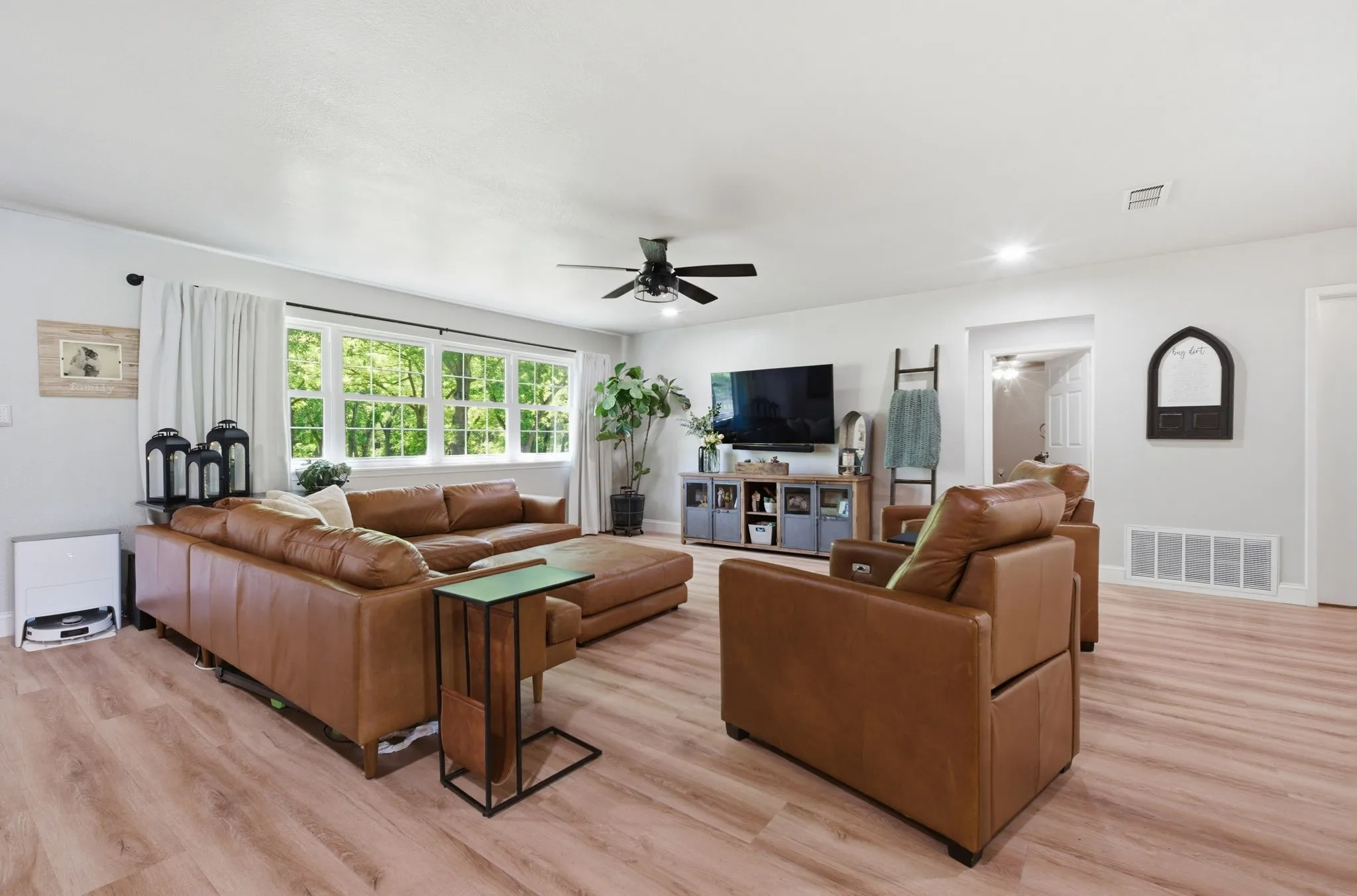 Single Family Residence For Sale in Grayson County , 1499 Harrell Road, Howe, Texas 75459, 3 Bedrooms, 2 Bathrooms, Garage spaces, 2,161 Sqft, built in 1985, Price $1,250,000, mls#21245342, Real Estate Agent in Howe, Homes For Sale in Grayson county, Homes For Sale in Howe, Realtor in Howe Texas, Real Estate Brokerage Independent Realty Texas, Luminita Cordes Realtor