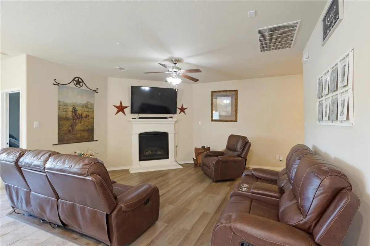 Single Family Residence For Sale in Collin County , 1125 Elizabeth Street, Anna, Texas 75409, 4 Bedroom, 2 Bathroom, 2 Garage spaces, 1,628 Sqft, built in 2017, mls#21254401, Real Estate Agent in Anna, Homes For Sale in Collin county, Homes For Sale in Anna, Realtor in Anna Texas, Real Estate Brokerage Independent Realty Texas, Luminita Cordes Realtor
