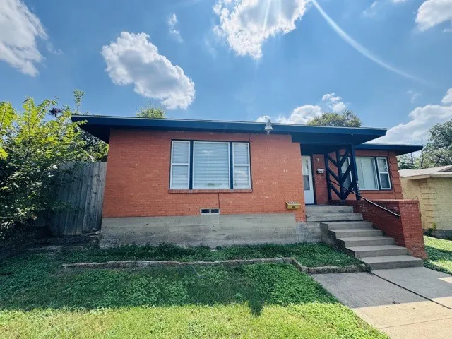 Duplex For Rent in Dallas County , 2734 W Jefferson Boulevard, Dallas, Texas 75211, 2 Bedroom, 1 Bathroom, 1 Garage spaces, 1,856 Sqft, built in 1954, mls#21253806, Real Estate Agent in Dallas, Homes For Rent in Dallas county, Homes For Rent in Dallas, Realtor in Dallas Texas, Real Estate Brokerage Independent Realty Texas, Luminita Cordes Realtor