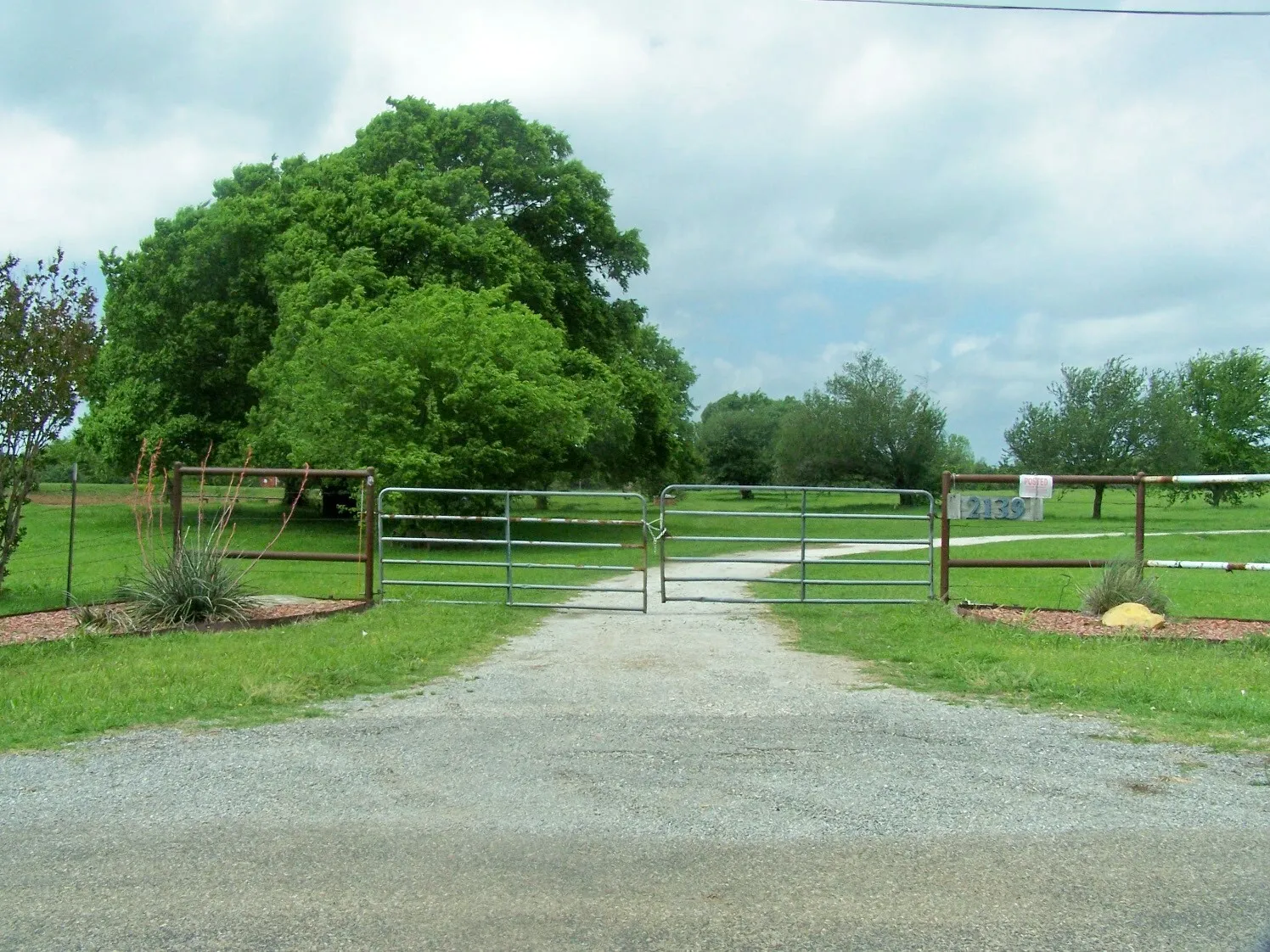 Single Family Residence For Sale in Grayson County , 2139 Keefer Road, Pottsboro, Texas 75076, 1 Bedroom, 1 Bathroom, Garage spaces, 1,500 Sqft, built in 2007, Preowned, mls#21251880, Real Estate Agent in Pottsboro, Homes For Sale in Grayson county, Homes For Sale in Pottsboro, Realtor in Pottsboro Texas, Real Estate Brokerage Independent Realty Texas, Luminita Cordes Realtor