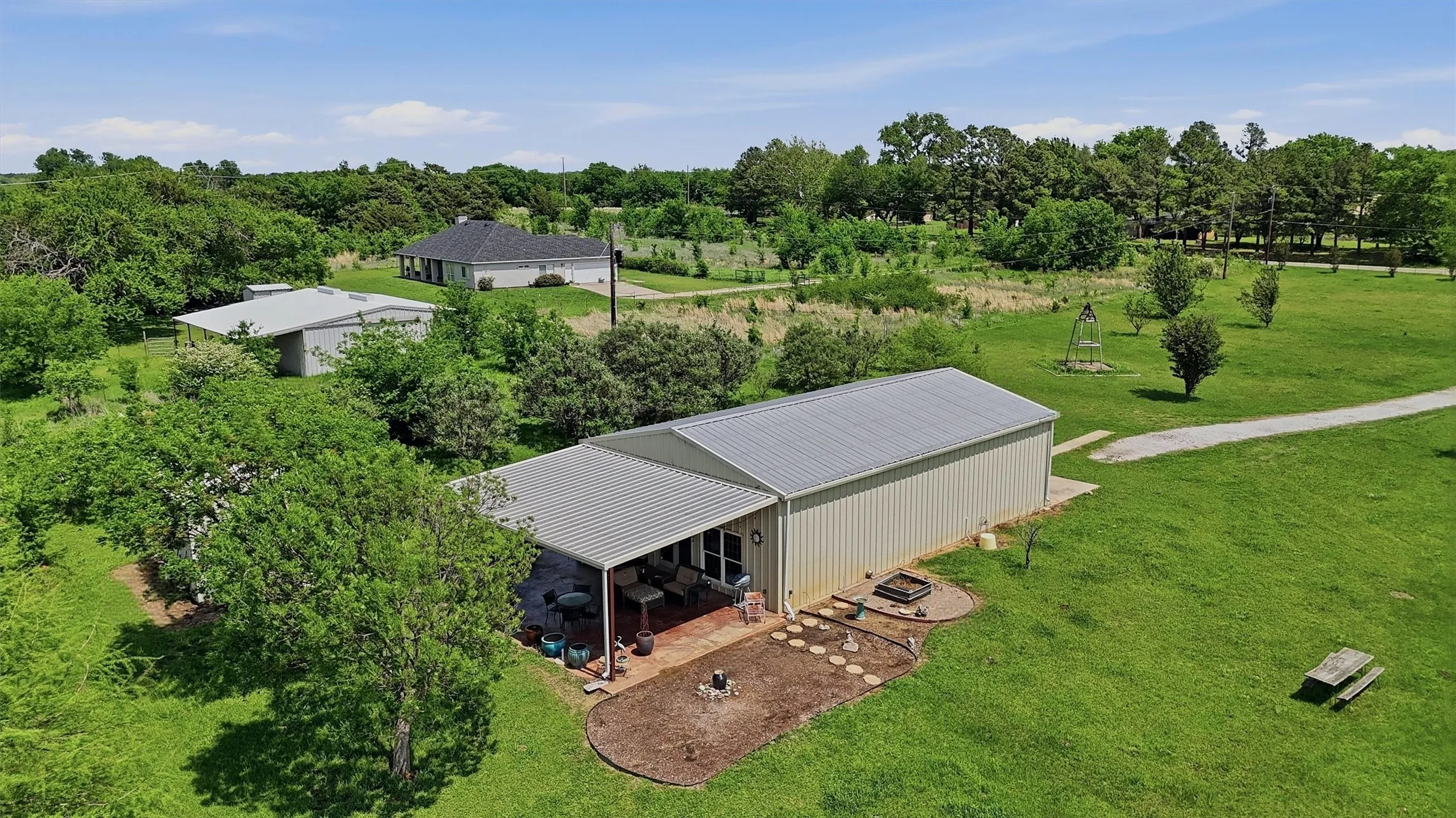 Single Family Residence For Sale in Grayson County , 2139 Keefer Road, Pottsboro, Texas 75076, 1 Bedroom, 1 Bathroom, Garage spaces, 1,500 Sqft, built in 2007, Preowned, mls#21251880, Real Estate Agent in Pottsboro, Homes For Sale in Grayson county, Homes For Sale in Pottsboro, Realtor in Pottsboro Texas, Real Estate Brokerage Independent Realty Texas, Luminita Cordes Realtor