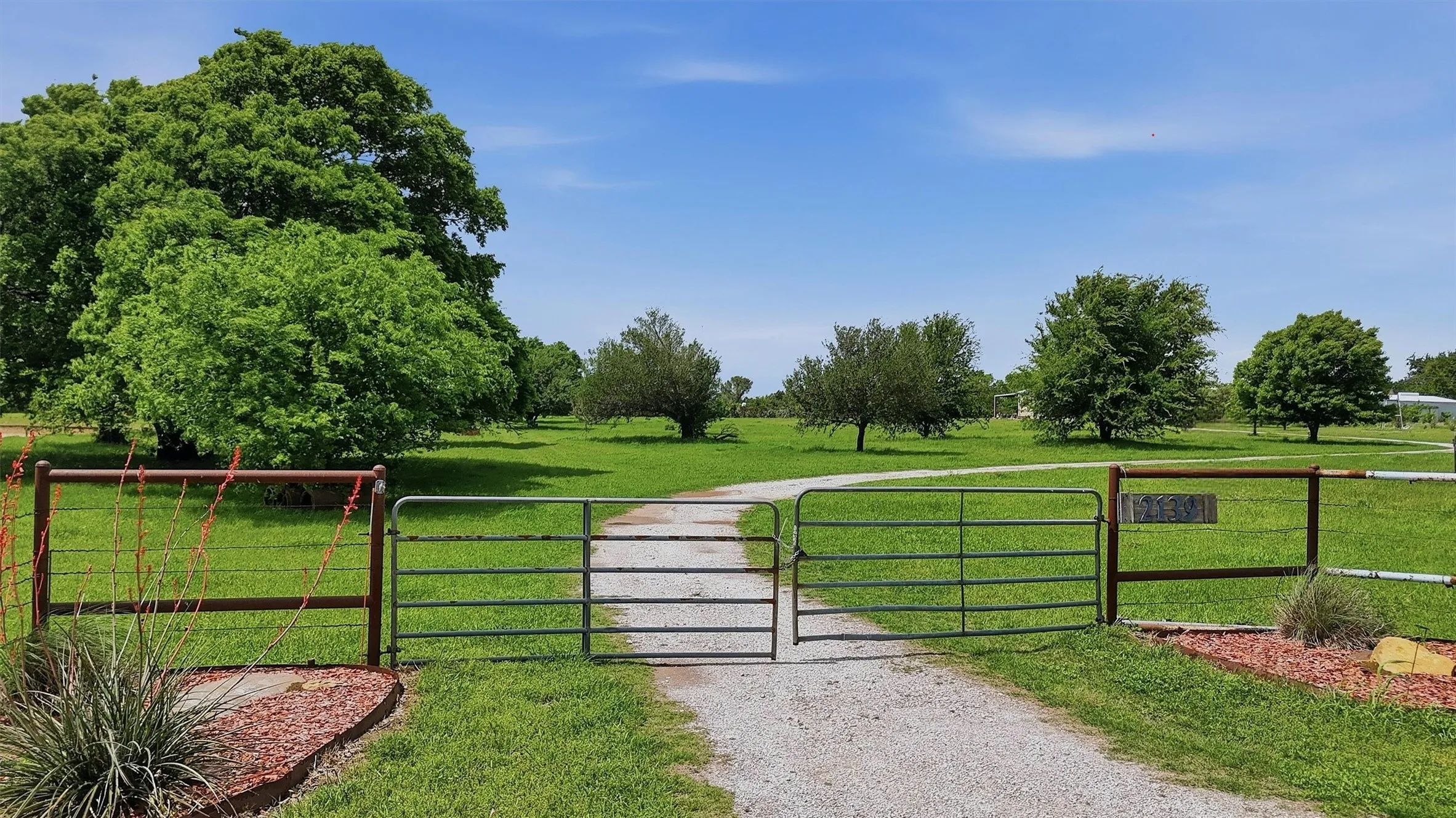 Single Family Residence For Sale in Grayson County , 2139 Keefer Road, Pottsboro, Texas 75076, 1 Bedroom, 1 Bathroom, Garage spaces, 1,500 Sqft, built in 2007, Preowned, mls#21251880, Real Estate Agent in Pottsboro, Homes For Sale in Grayson county, Homes For Sale in Pottsboro, Realtor in Pottsboro Texas, Real Estate Brokerage Independent Realty Texas, Luminita Cordes Realtor