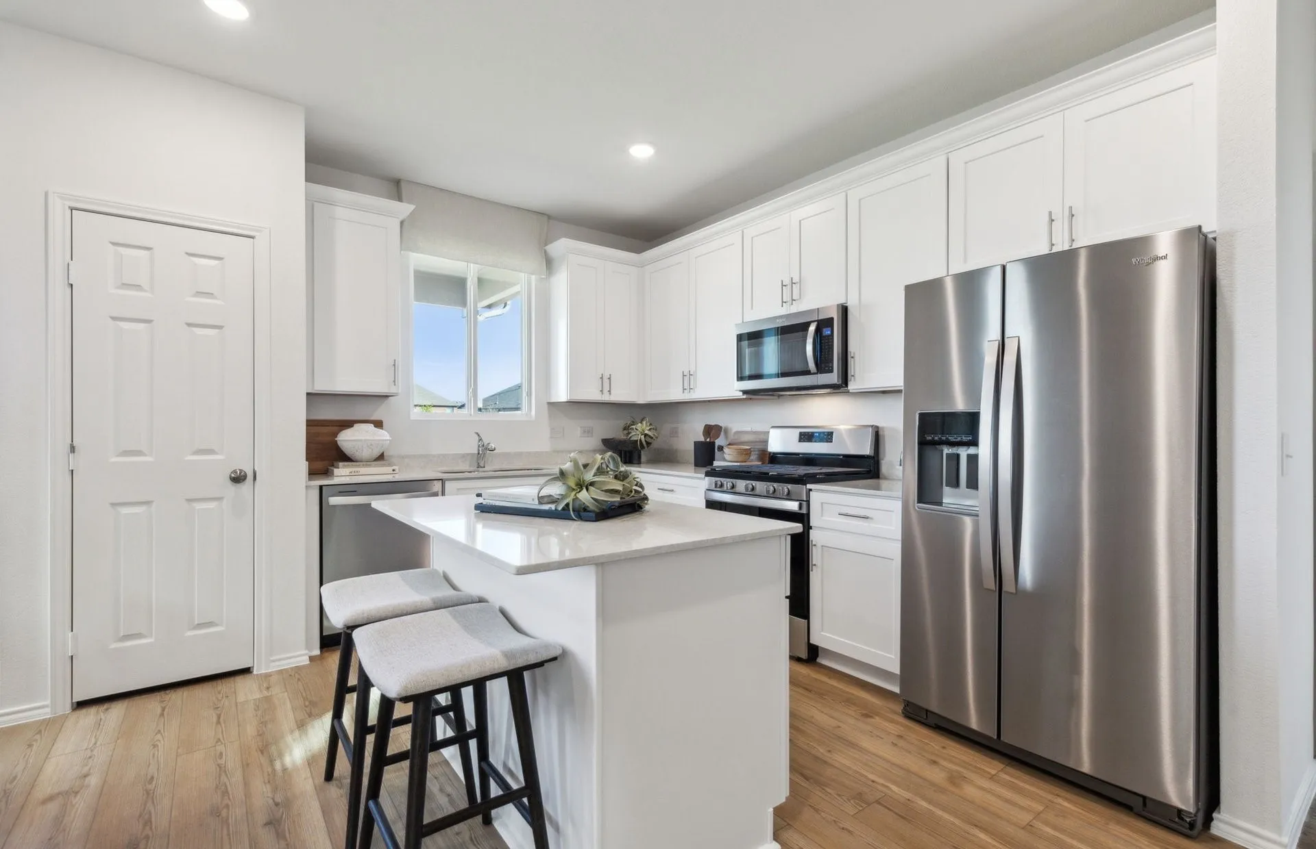 *Model Representation - Spacious kitchen with eat-in bartop island