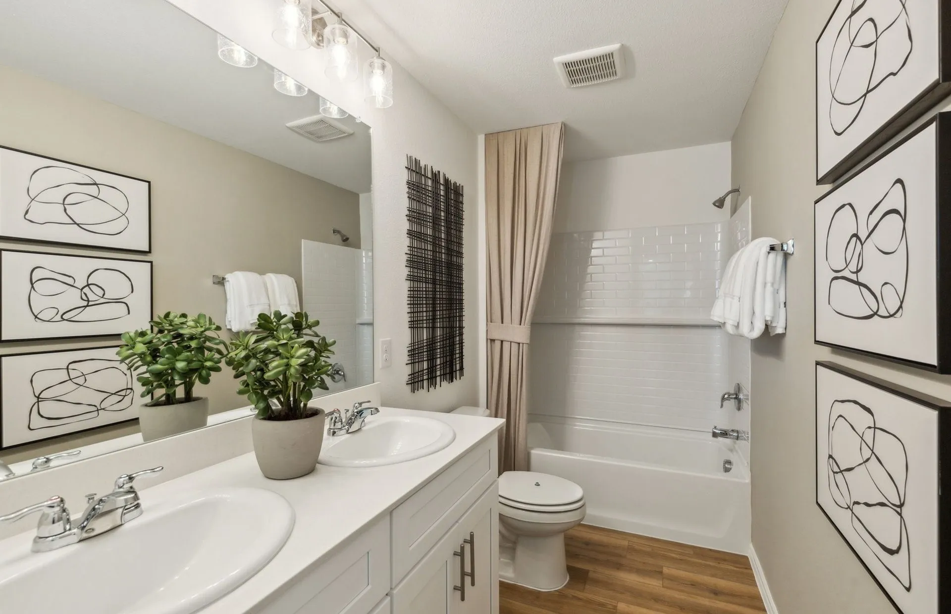 *Model Representation - Spacious secondary bathroom