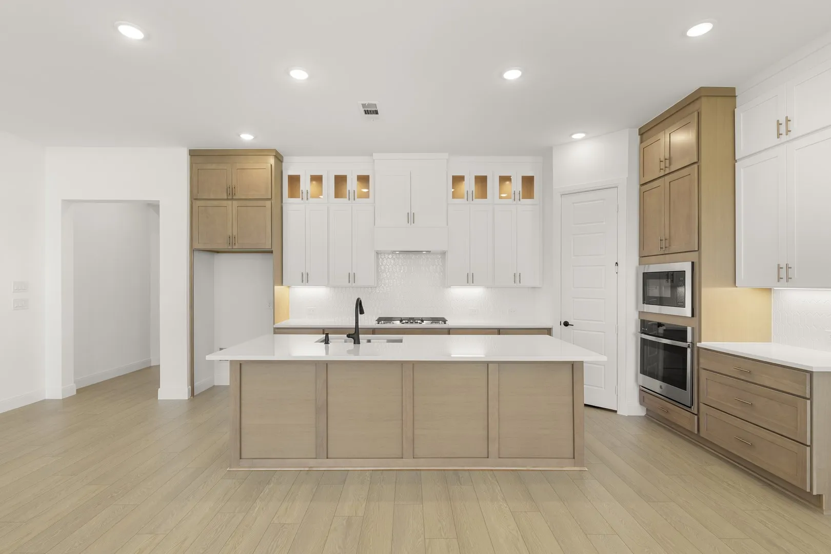 10. 5425 Varian - Kitchen