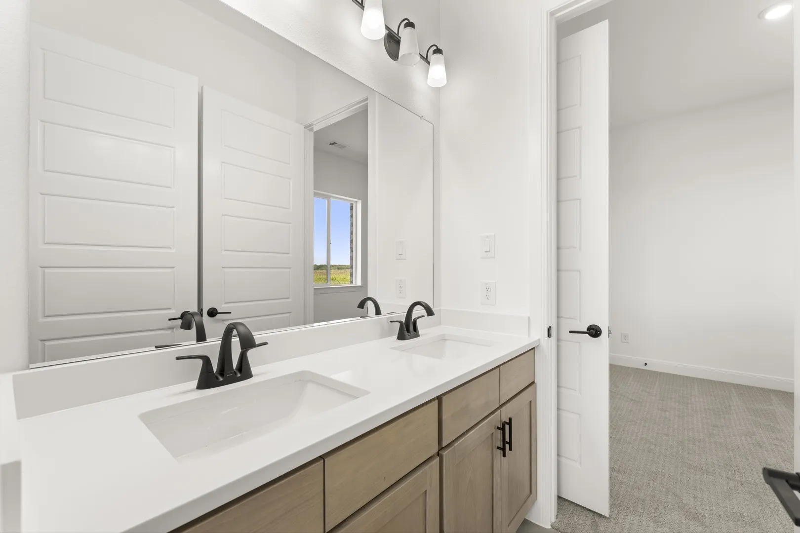 05. 5425 Varian - 2ND Bath