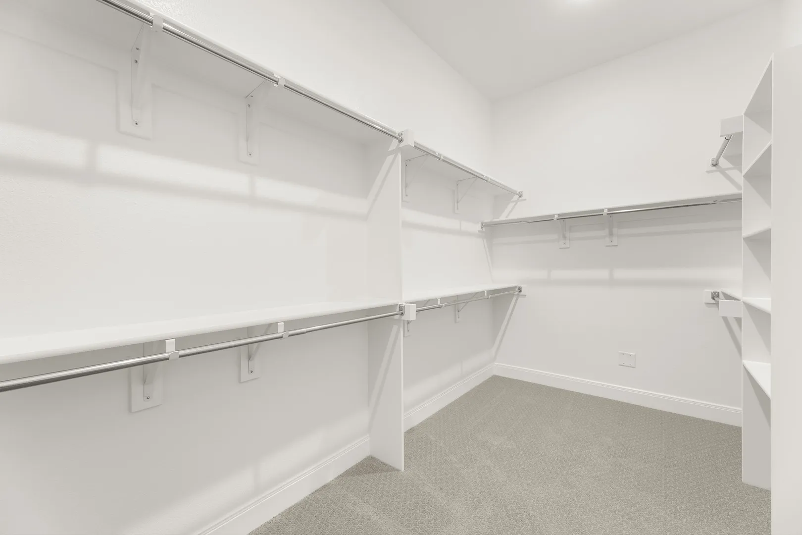 24. 5425 Varian - Closet